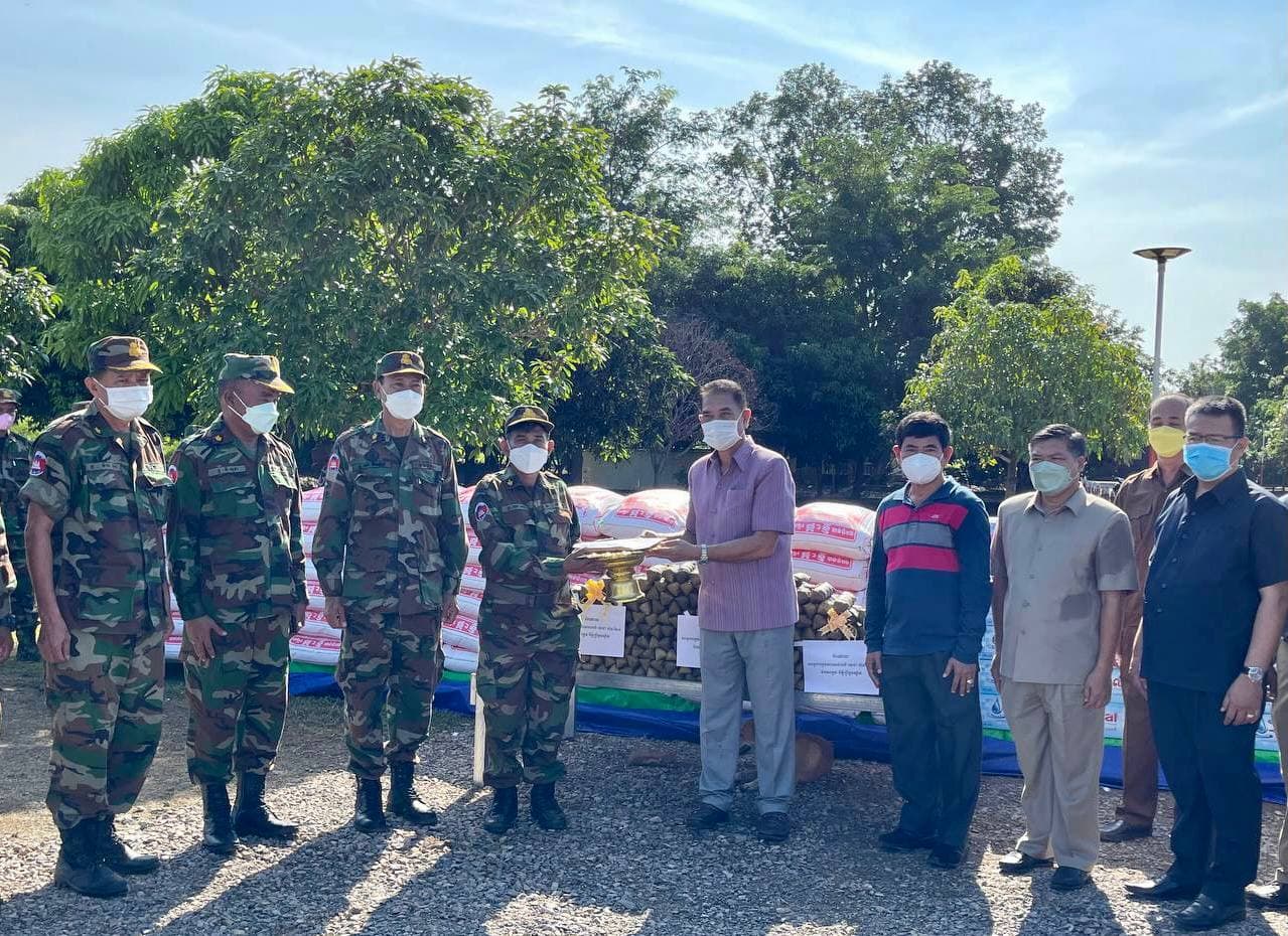 ឯកឧត្តម អ៊ិន ចន្ថា រដ្ឋលេខាធិការតំណាងដ៏ខ្ពង់ខ្ពស់ឯកឧត្តមបណ្ឌិតសភាចារ្យ អ៊ុក រ៉ាប៊ុន បានដឹកនាំប្រតិភូក្រសួងអភិវឌ្ឍន៍ជនបទ និងថ្នាក់ដឹកនាំមន្ទីរអភិវឌ្ឍន៍ជនបទខេត្តបាត់ដំបង ខេត្តប៉ៃលិន ខេត្តពោធិ៍សាត់ និងខេត្តបន្ទាយមានជ័យ អញ្ជើញទៅជួបសំណេះសំណាល និងសួរសុខទុក្ខ និងនាំយកអំណោយទៅចែកជូននាយទាហាន នាយទាហានរង និងពលទាហាន នៅទីបញ្ជាការកងពលតូចថ្មើរជើងលេខ ៥២ ចំណុះយោភូមិភាគ ៥ ដែលមានទីតាំស្ថិតនៅភូមិសេកសក ឃុំផ្លូវមាស ស្រុករតនៈមណ្ឌល ខេត្តបាត់ដំបង ដើម្បីអបអរសាទរក្នុងឱកាសពិធីបុណ្យភ្ជុំបិណ្ឌប្រពៃណីជាតិខ្មែរ