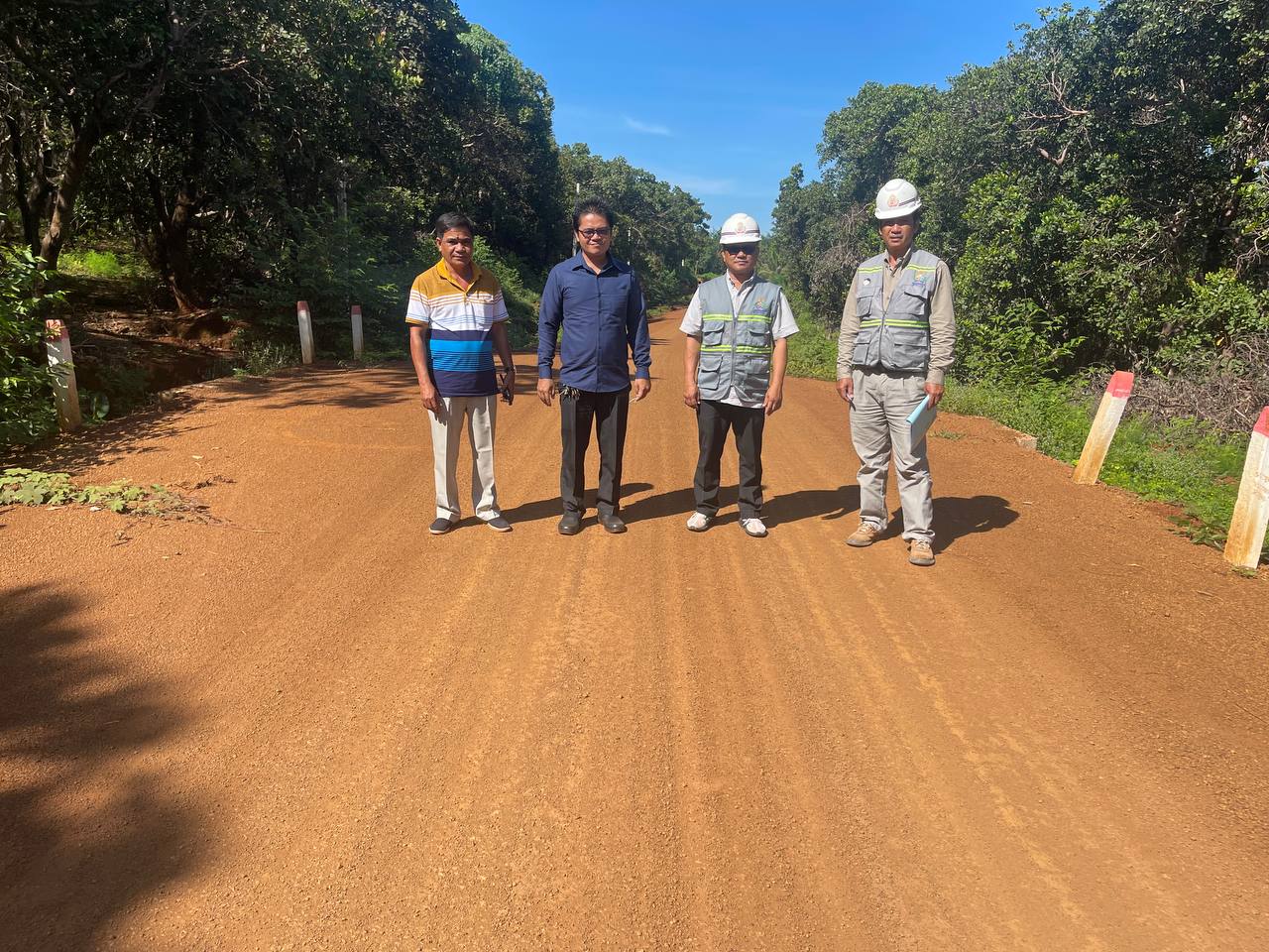 ការងារថែទាំខួប​ផ្លូវ​ដោយ​ក្រាល​ល្បាយ​ថ្មភ្នំ​ចំនួន​ ០២ខ្សែ​ ​នៅស្រុក​កោះញែក ​ខេត្តមណ្ឌលគិរី