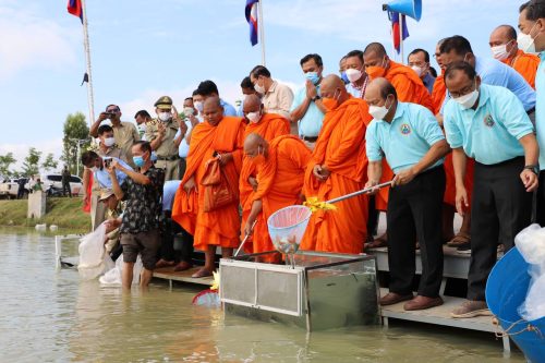 ឯកឧត្តមបណ្ឌិតសភាចារ្យ អ៊ុក រ៉ាប៊ុន បានអញ្ជើញជាអធិបតីក្នុងទិវាមច្ឆជាតិនៅអាងទឹកឈ្វាំង ស្ថិតនៅភូមិព្រៃខ្មែរ ឃុំរលាប្អៀរ ស្រុករលាប្អៀរ ខេត្តកំពង់ឆ្នាំង 22 photo 2022 07 28 16 43 20