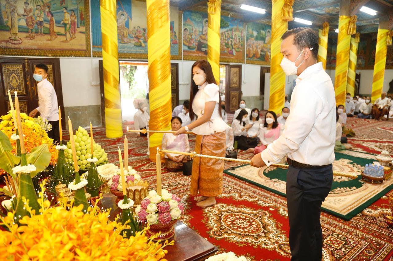 ឯកឧត្ដម អ៊ុក ពញ្ញា រដ្ឋលេខាធិការ និងលោកជំទាវ ប៉ែន ពុធឌីយ៉ាណា តំណាង ឯកឧត្ដមបណ្ឌិតសភាចារ្យ អ៊ុក រ៉ាប៊ុន រដ្ឋមន្រ្ដីក្រសួងអភិវឌ្ឍន៍ និងថ្នាក់ដឹកនាំ ព្រមទាំងមន្រ្ដីរាជការ នៃក្រសួងអភិវឌ្ឍន៍ជនបទ បានអញ្ជើញក្នុងពិធីសូត្រមន្តវេនបិណ្ឌទី៥ និងស្ដាប់ព្រះធម្មទេសនានៅវត្តលង្កាព្រះកុសុមារាម រាជធានីភ្នំពេញ