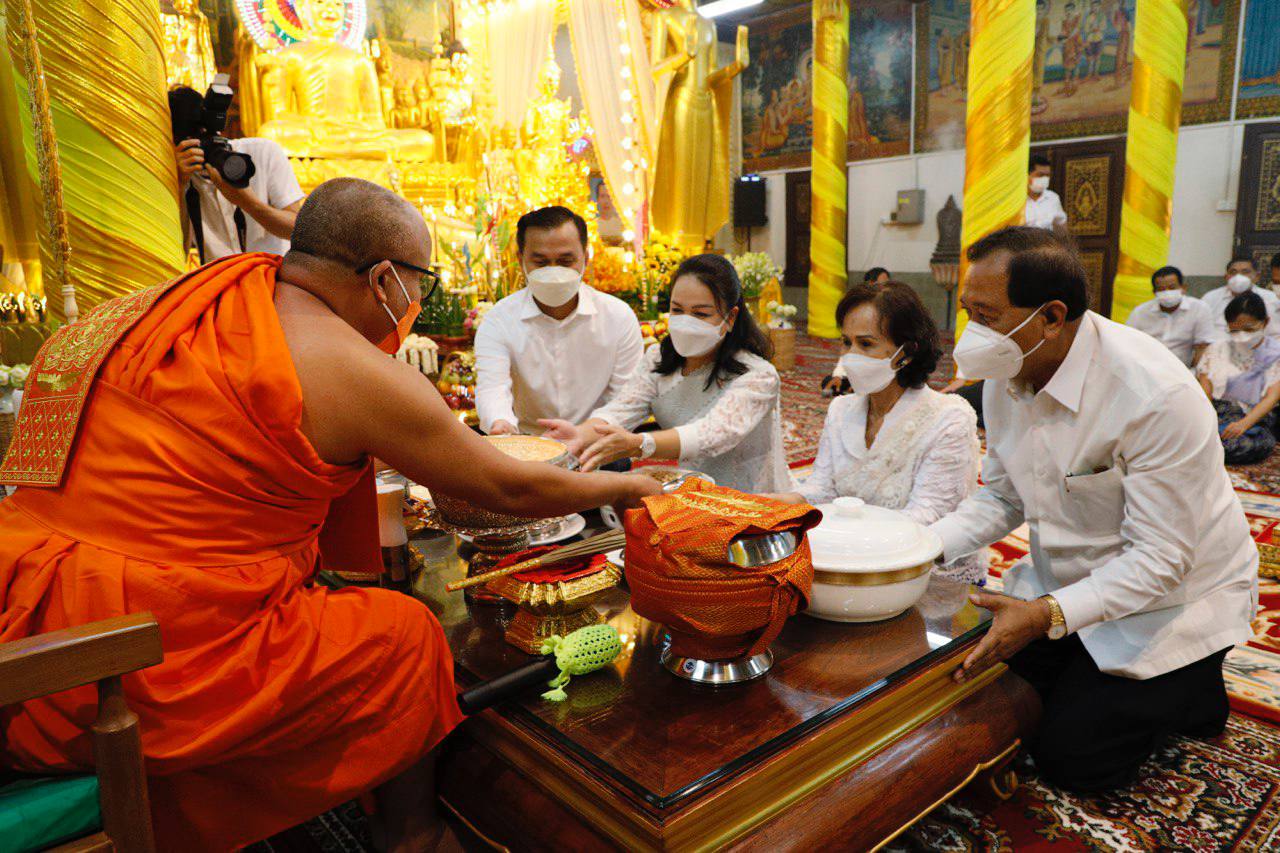 ឯកឧត្ដមបណ្ឌិត សួស គង់ រដ្ឋលេខាធិការប្រចាំការ និងលោកជំទាវ កែវ ស៊ុនសុភាវី ដោយមានការចូលរួមពី ឯកឧត្ដម អ៊ុក ពញ្ញា រដ្ឋលេខាធិការ តំណាង ឯកឧត្ដមបណ្ឌិតសភាចារ្យ អ៊ុក រ៉ាប៊ុន រដ្ឋមន្រ្ដីក្រសួងអភិវឌ្ឍន៍ជនបទ និងថ្នាក់ដឹកនាំ ព្រមទាំងមន្រ្ដីរាជការ បានអញ្ជើញប្រារព្ធពិធីបុណ្យកាន់បិណ្ឌវេនទី៦ នៅវត្តលង្កាព្រះកុសុមារាម រាជធានីភ្នំពេញ