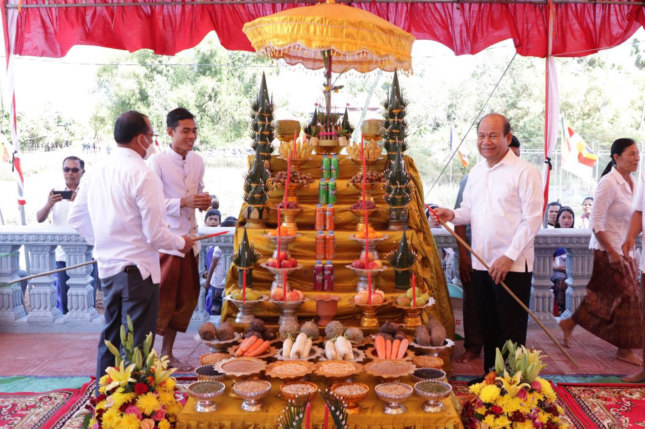 ឯកឧត្តមបណ្ឌិតសភាចារ្យ អ៊ុក រ៉ាប៊ុន រដ្ឋមន្រ្ដីក្រសួងអភិវឌ្ឍន៍ជនបទ និងជាប្រធានក្រុមការងាររាជរដ្ឋាភិបាលចុះមូលដ្ឋានខេត្តកំពង់ឆ្នាំង បានអញ្ជើញជាអធិបតីក្នុងពិធីបុណ្យឆ្លងចេតិយដែលទើបសាងសង់រួច ស្ថិតនៅក្នុងវត្តសំបួរមាស ឃុំជើងគ្រាវ ស្រុករលាប្អៀរ ខេត្តកំពង់ឆ្នាំង