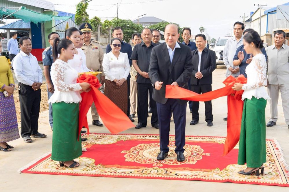 ឯកឧត្តម អ៊ុក ពញ្ញា រដ្ឋលេខាធិការ និងជានាយកខុទ្ទកាល័យ តំណាងឯកឧត្ដមបណ្ឌិតសភាចារ្យ អ៊ុក រ៉ាប៊ុន បានអញ្ជេីញចូលរួមក្នុងពិធីសម្ពោធផ្លូវបេតុងចំនួន ៥ខ្សែ ប្រវែង សរុប ៩ ៤៤៨ម៉ែត្រ ក្នុងមូលដ្ឋានឃុំត្រពាំងគង ស្រុកសំរោងទង ខេត្តកំពង់ស្ពឺ ក្រោមអធិបតីភាព ឯកឧត្តម ហ៊ុន ម៉ានី តំណាងរាស្រ្តមណ្ឌលកំពង់ស្ពឺ 2 photo 2023 06 07 15 32 46