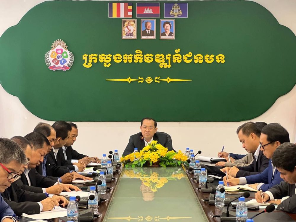 ឯកឧត្តម ឈឹម សៅគី អញ្ជើញជាអធិបតីដឹកនាំកិច្ចប្រជុំស្ដីពី ការបង្កើតក្រុមការងារសម្របសម្រួល និងត្រួតពិនិត្យគម្រោងសហប្រតិបត្តិការជាមួយដៃគូអភិវឌ្ឍន៍ និងគម្រោងក្រោមថវិកាវិនិយោគសាធារណៈ របស់ក្រសួងអភិវឌ្ឍន៍ជនបទ 2 photo 2023 10 19 18 10 35