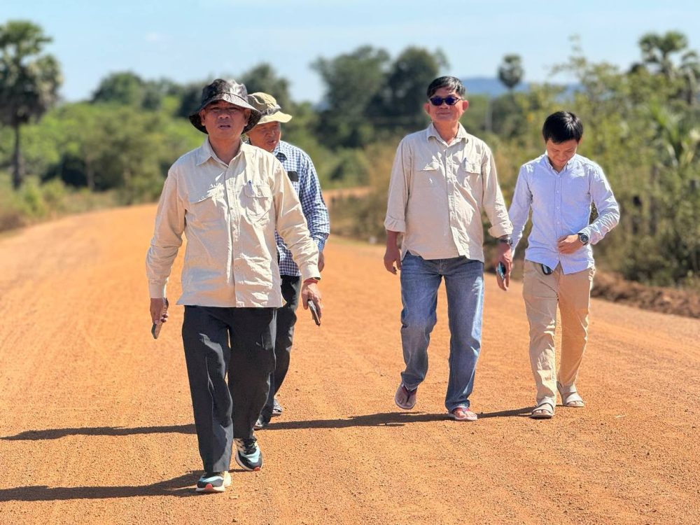 ឯកឧត្តម សាន វិសាល ចុះពិនិត្យ វាយតម្លៃ នូវខ្សែផ្លូវថែទាំជាលក្ខណៈប្រចាំនៅខេត្តព្រះវិហារ 2 photo 2023 12 07 15 04 38