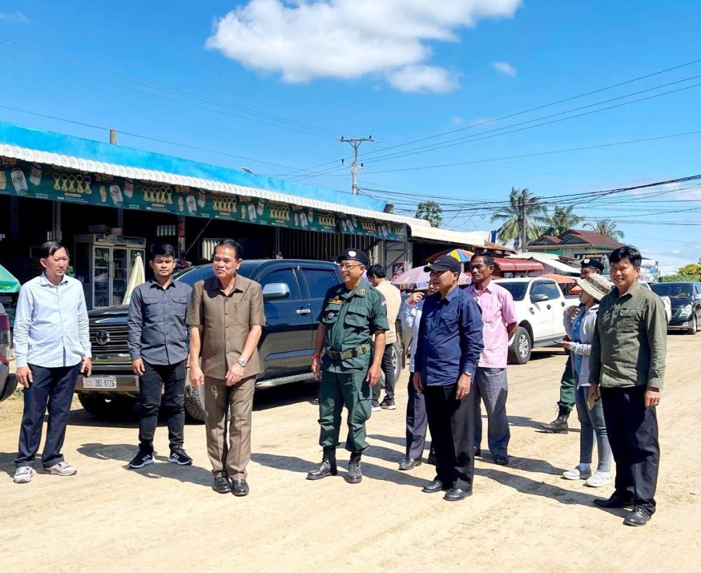 គណៈកម្មាធិការអន្តរក្រសួង ចុះត្រួតពិនិត្យ និងវាយតម្លៃ ១០០% លើគម្រោងផ្លូវក្រាលល្បាយថ្មភ្នំ ចំនួន ១ខ្សែ នៅឃុំតាសាញ ស្រុកសំឡូត 2 photo 2023 12 07 15 04 50 2