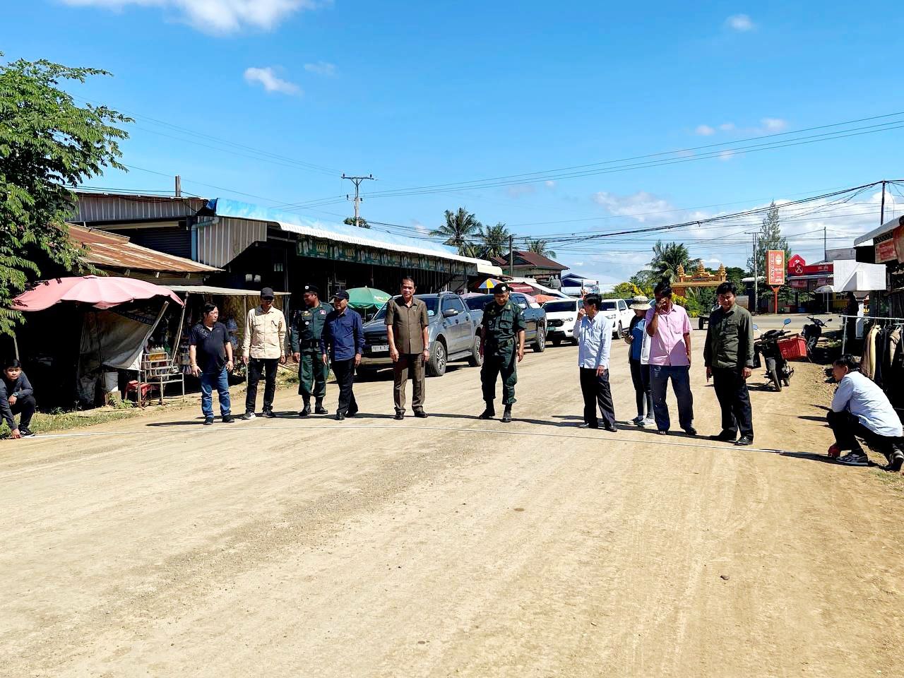 គណៈកម្មាធិការអន្តរក្រសួង ចុះត្រួតពិនិត្យ និងវាយតម្លៃ ១០០% លើគម្រោងផ្លូវក្រាលល្បាយថ្មភ្នំ ចំនួន ១ខ្សែ នៅឃុំតាសាញ ស្រុកសំឡូត 5 photo 2023 12 07 15 04 50 3