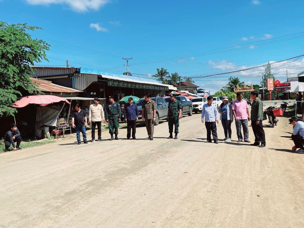 គណៈកម្មាធិការអន្តរក្រសួង ចុះត្រួតពិនិត្យ និងវាយតម្លៃ ១០០% លើគម្រោងផ្លូវក្រាលល្បាយថ្មភ្នំ ចំនួន ១ខ្សែ នៅឃុំតាសាញ ស្រុកសំឡូត 6 photo 2023 12 07 15 04 50