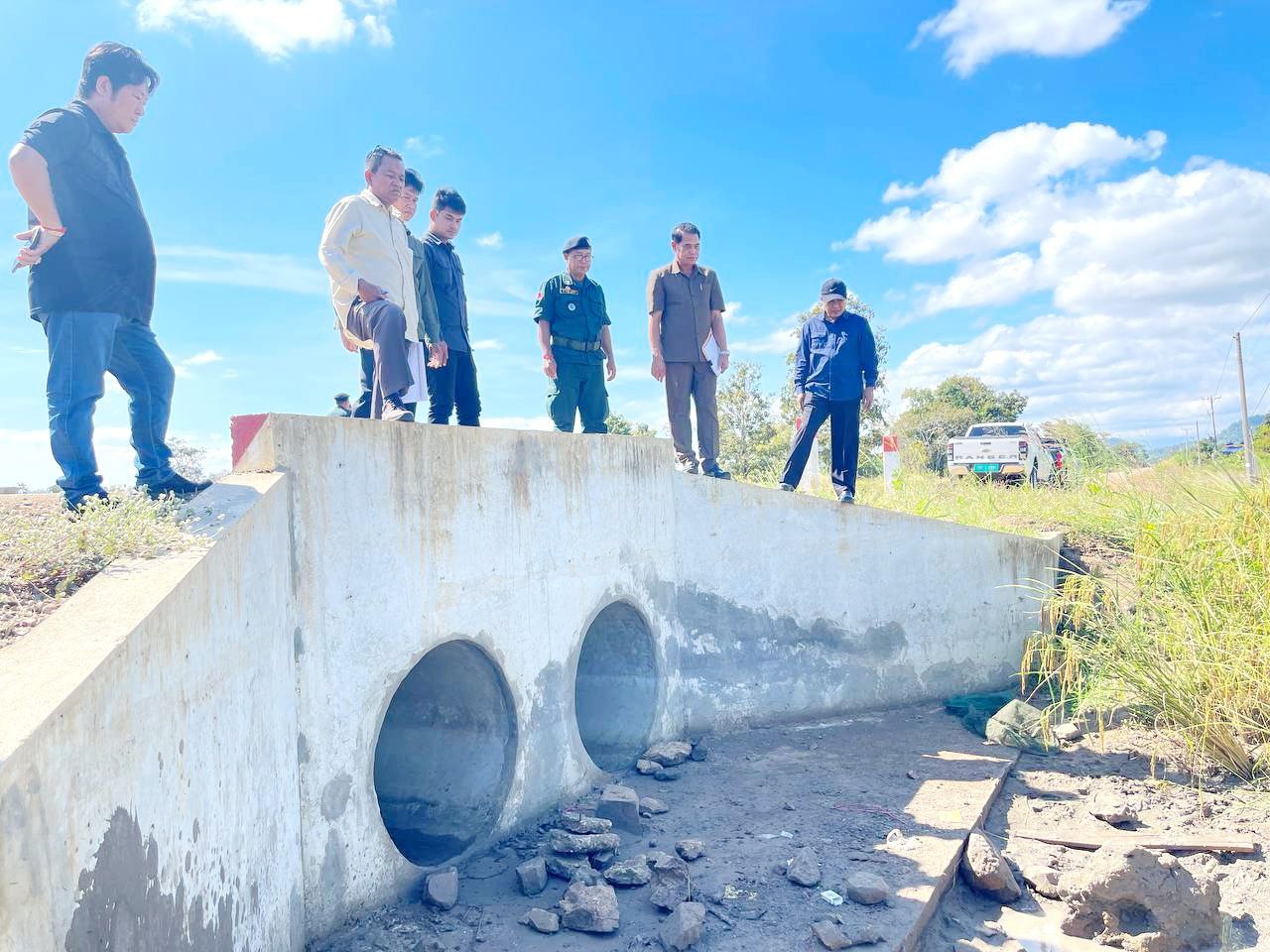 គណៈកម្មាធិការអន្តរក្រសួង ចុះត្រួតពិនិត្យ និងវាយតម្លៃ ១០០% លើគម្រោងផ្លូវក្រាលល្បាយថ្មភ្នំ ចំនួន ១ខ្សែ នៅឃុំតាសាញ ស្រុកសំឡូត 7 photo 2023 12 07 15 04 51