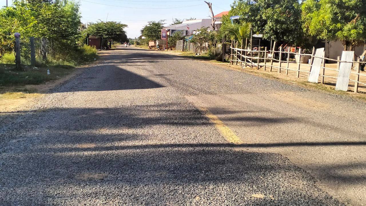 ផ្លូវជនបទ ក្រាលកៅស៊ូពីរជាន់ និងក្រាលល្បាយក្រួស ចំនួន ២២ខ្សែ ត្រូវបានជួសជុល និងថែទាំដោយមន្ទីរអភិវឌ្ឍន៍ជនបទខេត្តកំពង់ឆ្នាំង 4 photo 2023 12 07 15 30 46