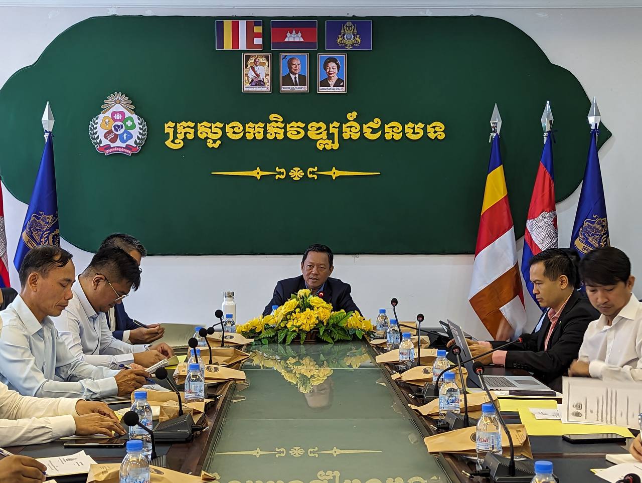 ឯកឧត្តមបណ្ឌិត សៅ ជីវ័ន្ត រដ្ឋលេខាធិការ និងជាប្រធានក្រុមការងារបច្ចេកវិទ្យានិងរដ្ឋាភិបាលឌីជីថល នៃក្រសួងអភិវឌ្ឍន៍ជនបទ បានដឹកនាំកិច្ចប្រជុំពិភាក្សាលើអនុស្សារណ:នៃការយោគយល់គ្នាស្តីពី កិច្ចសហប្រតិបត្តិការដាក់ឲ្យប្រើថ្នាលផ្ទៀតផ្ទាត់ឯកសារ verify.gov.kh រវាងក្រសួងប្រៃសណីយ៍និងទូរគមនាគមន៍ និងក្រសួងអភិវឌ្ឍន៍ជនបទ 3 photo 2023 12 09 18 08 53