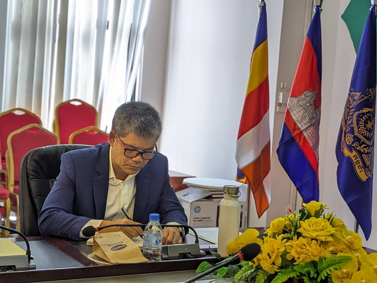ឯកឧត្តមបណ្ឌិត សៅ ជីវ័ន្ត រដ្ឋលេខាធិការ និងជាប្រធានក្រុមការងារបច្ចេកវិទ្យានិងរដ្ឋាភិបាលឌីជីថល នៃក្រសួងអភិវឌ្ឍន៍ជនបទ បានដឹកនាំកិច្ចប្រជុំពិភាក្សាលើអនុស្សារណ:នៃការយោគយល់គ្នាស្តីពី កិច្ចសហប្រតិបត្តិការដាក់ឲ្យប្រើថ្នាលផ្ទៀតផ្ទាត់ឯកសារ verify.gov.kh រវាងក្រសួងប្រៃសណីយ៍និងទូរគមនាគមន៍ និងក្រសួងអភិវឌ្ឍន៍ជនបទ 4 photo 2023 12 09 18 08 54 2
