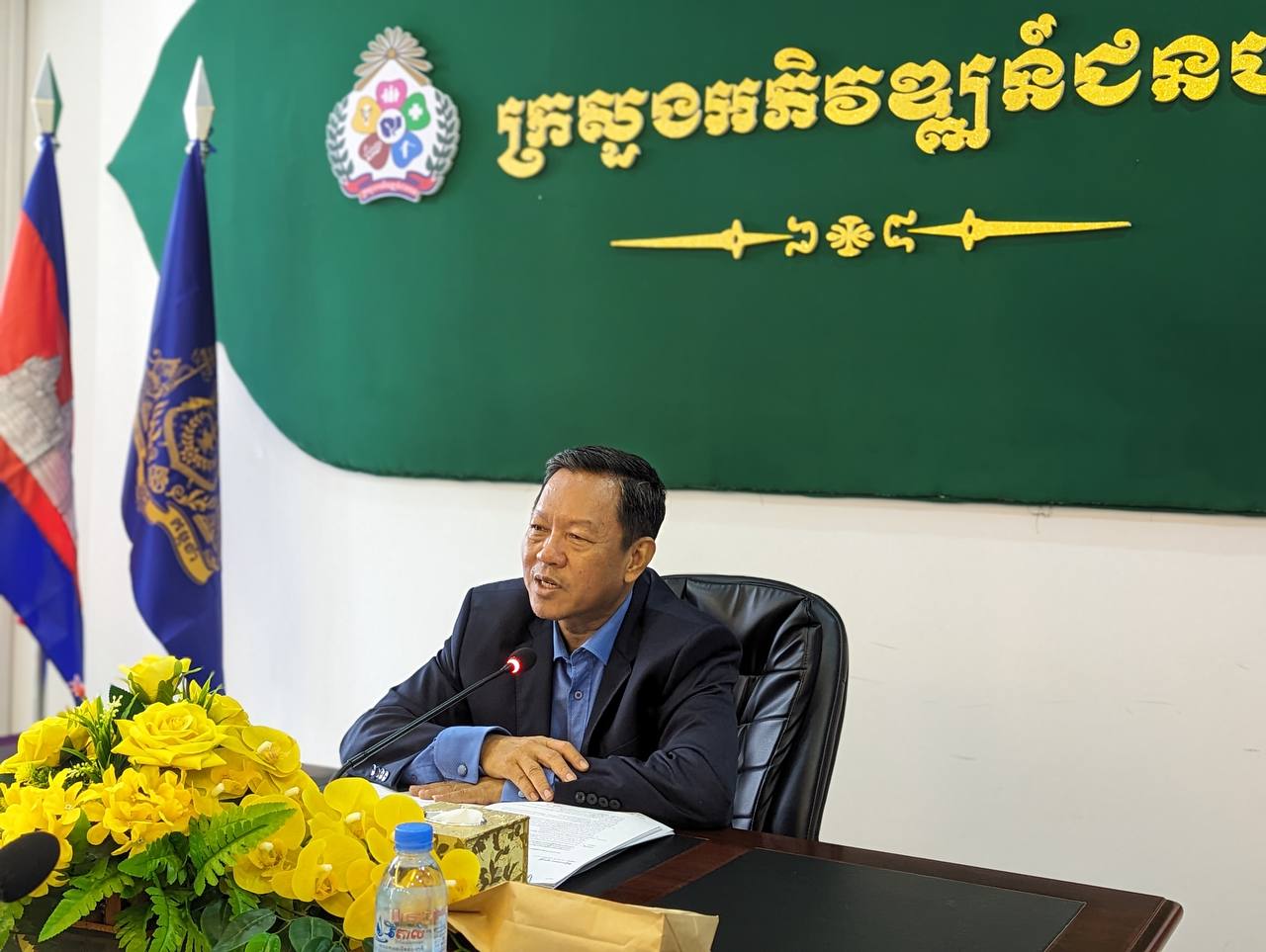 ឯកឧត្តមបណ្ឌិត សៅ ជីវ័ន្ត រដ្ឋលេខាធិការ និងជាប្រធានក្រុមការងារបច្ចេកវិទ្យានិងរដ្ឋាភិបាលឌីជីថល នៃក្រសួងអភិវឌ្ឍន៍ជនបទ បានដឹកនាំកិច្ចប្រជុំពិភាក្សាលើអនុស្សារណ:នៃការយោគយល់គ្នាស្តីពី កិច្ចសហប្រតិបត្តិការដាក់ឲ្យប្រើថ្នាលផ្ទៀតផ្ទាត់ឯកសារ verify.gov.kh រវាងក្រសួងប្រៃសណីយ៍និងទូរគមនាគមន៍ និងក្រសួងអភិវឌ្ឍន៍ជនបទ 5 photo 2023 12 09 18 08 54