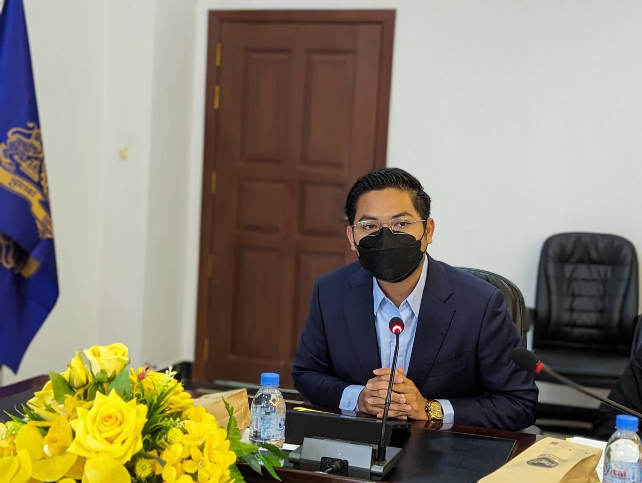 ឯកឧត្តមបណ្ឌិត សៅ ជីវ័ន្ត រដ្ឋលេខាធិការ និងជាប្រធានក្រុមការងារបច្ចេកវិទ្យានិងរដ្ឋាភិបាលឌីជីថល នៃក្រសួងអភិវឌ្ឍន៍ជនបទ បានដឹកនាំកិច្ចប្រជុំពិភាក្សាលើអនុស្សារណ:នៃការយោគយល់គ្នាស្តីពី កិច្ចសហប្រតិបត្តិការដាក់ឲ្យប្រើថ្នាលផ្ទៀតផ្ទាត់ឯកសារ verify.gov.kh រវាងក្រសួងប្រៃសណីយ៍និងទូរគមនាគមន៍ និងក្រសួងអភិវឌ្ឍន៍ជនបទ 6 photo 2023 12 09 18 08 55