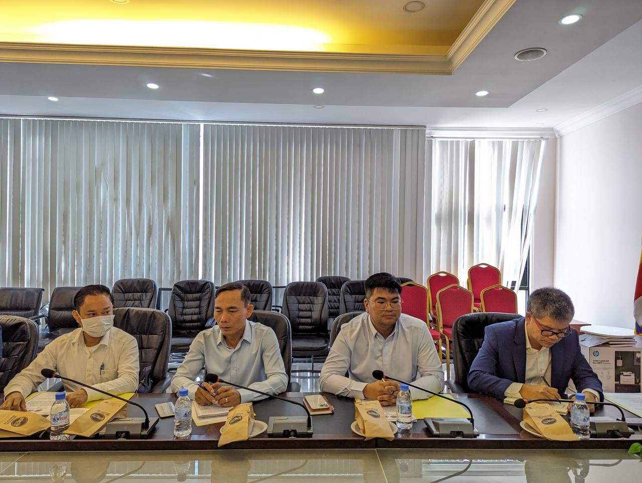 ឯកឧត្តមបណ្ឌិត សៅ ជីវ័ន្ត រដ្ឋលេខាធិការ និងជាប្រធានក្រុមការងារបច្ចេកវិទ្យានិងរដ្ឋាភិបាលឌីជីថល នៃក្រសួងអភិវឌ្ឍន៍ជនបទ បានដឹកនាំកិច្ចប្រជុំពិភាក្សាលើអនុស្សារណ:នៃការយោគយល់គ្នាស្តីពី កិច្ចសហប្រតិបត្តិការដាក់ឲ្យប្រើថ្នាលផ្ទៀតផ្ទាត់ឯកសារ verify.gov.kh រវាងក្រសួងប្រៃសណីយ៍និងទូរគមនាគមន៍ និងក្រសួងអភិវឌ្ឍន៍ជនបទ 7 photo 2023 12 09 18 08 56