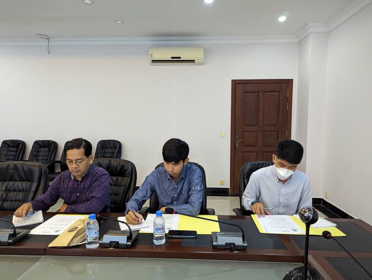 ឯកឧត្តមបណ្ឌិត សៅ ជីវ័ន្ត រដ្ឋលេខាធិការ និងជាប្រធានក្រុមការងារបច្ចេកវិទ្យានិងរដ្ឋាភិបាលឌីជីថល នៃក្រសួងអភិវឌ្ឍន៍ជនបទ បានដឹកនាំកិច្ចប្រជុំពិភាក្សាលើអនុស្សារណ:នៃការយោគយល់គ្នាស្តីពី កិច្ចសហប្រតិបត្តិការដាក់ឲ្យប្រើថ្នាលផ្ទៀតផ្ទាត់ឯកសារ verify.gov.kh រវាងក្រសួងប្រៃសណីយ៍និងទូរគមនាគមន៍ និងក្រសួងអភិវឌ្ឍន៍ជនបទ 8 photo 2023 12 09 18 08 57 2