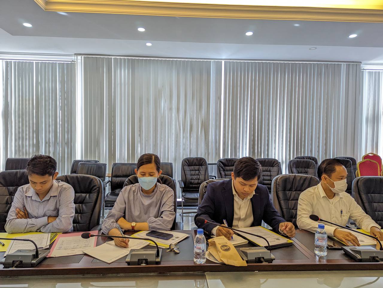 ឯកឧត្តមបណ្ឌិត សៅ ជីវ័ន្ត រដ្ឋលេខាធិការ និងជាប្រធានក្រុមការងារបច្ចេកវិទ្យានិងរដ្ឋាភិបាលឌីជីថល នៃក្រសួងអភិវឌ្ឍន៍ជនបទ បានដឹកនាំកិច្ចប្រជុំពិភាក្សាលើអនុស្សារណ:នៃការយោគយល់គ្នាស្តីពី កិច្ចសហប្រតិបត្តិការដាក់ឲ្យប្រើថ្នាលផ្ទៀតផ្ទាត់ឯកសារ verify.gov.kh រវាងក្រសួងប្រៃសណីយ៍និងទូរគមនាគមន៍ និងក្រសួងអភិវឌ្ឍន៍ជនបទ 9 photo 2023 12 09 18 08 57