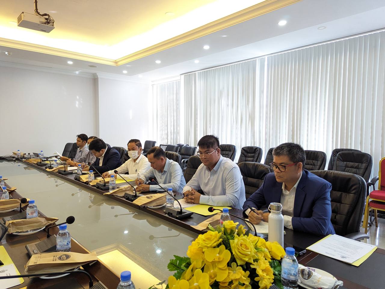 ឯកឧត្តមបណ្ឌិត សៅ ជីវ័ន្ត រដ្ឋលេខាធិការ និងជាប្រធានក្រុមការងារបច្ចេកវិទ្យានិងរដ្ឋាភិបាលឌីជីថល នៃក្រសួងអភិវឌ្ឍន៍ជនបទ បានដឹកនាំកិច្ចប្រជុំពិភាក្សាលើអនុស្សារណ:នៃការយោគយល់គ្នាស្តីពី កិច្ចសហប្រតិបត្តិការដាក់ឲ្យប្រើថ្នាលផ្ទៀតផ្ទាត់ឯកសារ verify.gov.kh រវាងក្រសួងប្រៃសណីយ៍និងទូរគមនាគមន៍ និងក្រសួងអភិវឌ្ឍន៍ជនបទ 10 photo 2023 12 09 18 08 58 2