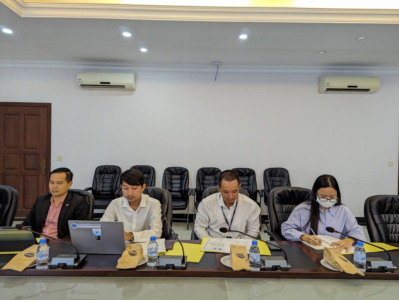 ឯកឧត្តមបណ្ឌិត សៅ ជីវ័ន្ត រដ្ឋលេខាធិការ និងជាប្រធានក្រុមការងារបច្ចេកវិទ្យានិងរដ្ឋាភិបាលឌីជីថល នៃក្រសួងអភិវឌ្ឍន៍ជនបទ បានដឹកនាំកិច្ចប្រជុំពិភាក្សាលើអនុស្សារណ:នៃការយោគយល់គ្នាស្តីពី កិច្ចសហប្រតិបត្តិការដាក់ឲ្យប្រើថ្នាលផ្ទៀតផ្ទាត់ឯកសារ verify.gov.kh រវាងក្រសួងប្រៃសណីយ៍និងទូរគមនាគមន៍ និងក្រសួងអភិវឌ្ឍន៍ជនបទ 11 photo 2023 12 09 18 08 58