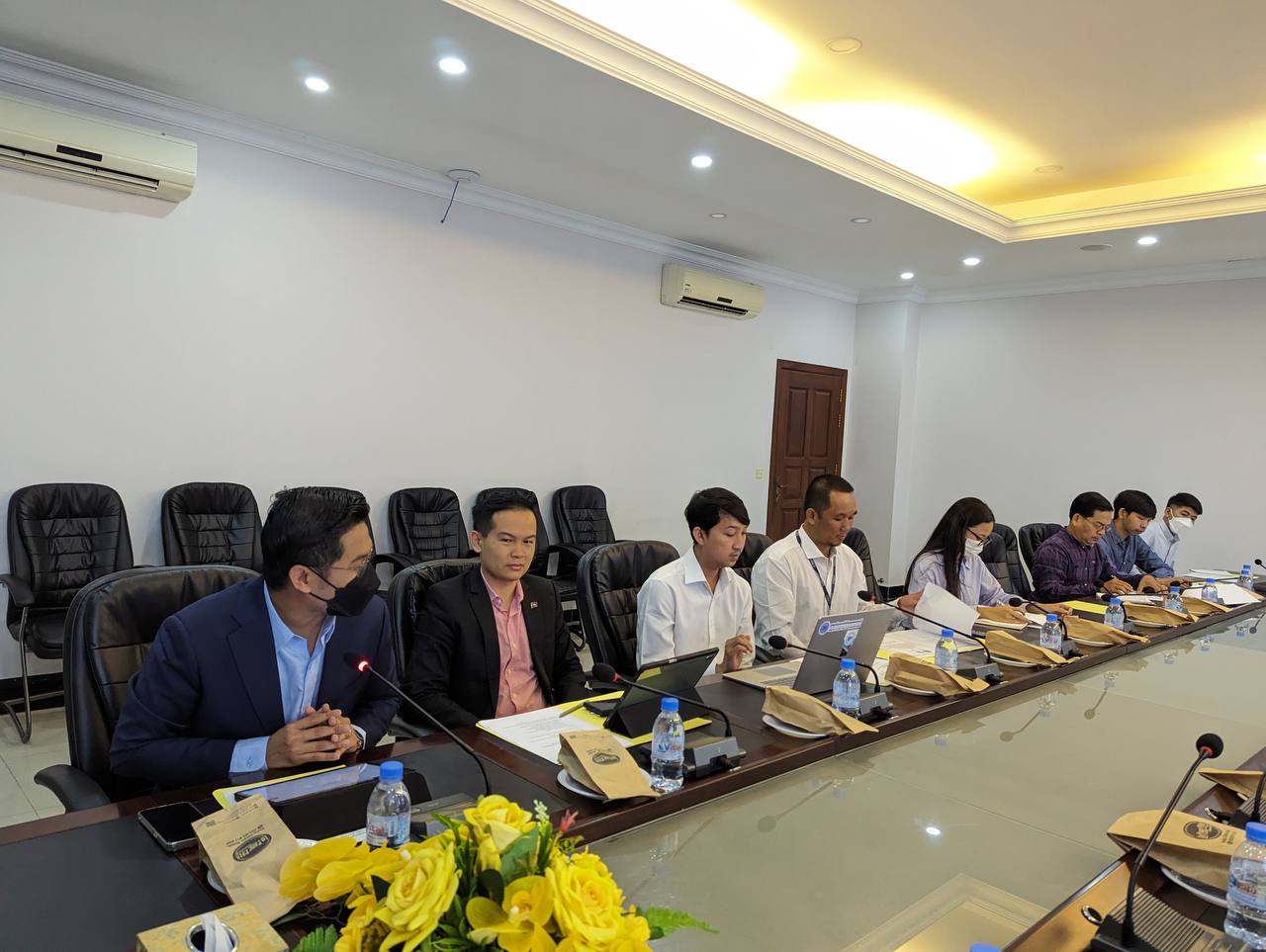 ឯកឧត្តមបណ្ឌិត សៅ ជីវ័ន្ត រដ្ឋលេខាធិការ និងជាប្រធានក្រុមការងារបច្ចេកវិទ្យានិងរដ្ឋាភិបាលឌីជីថល នៃក្រសួងអភិវឌ្ឍន៍ជនបទ បានដឹកនាំកិច្ចប្រជុំពិភាក្សាលើអនុស្សារណ:នៃការយោគយល់គ្នាស្តីពី កិច្ចសហប្រតិបត្តិការដាក់ឲ្យប្រើថ្នាលផ្ទៀតផ្ទាត់ឯកសារ verify.gov.kh រវាងក្រសួងប្រៃសណីយ៍និងទូរគមនាគមន៍ និងក្រសួងអភិវឌ្ឍន៍ជនបទ 12 photo 2023 12 09 18 08 59