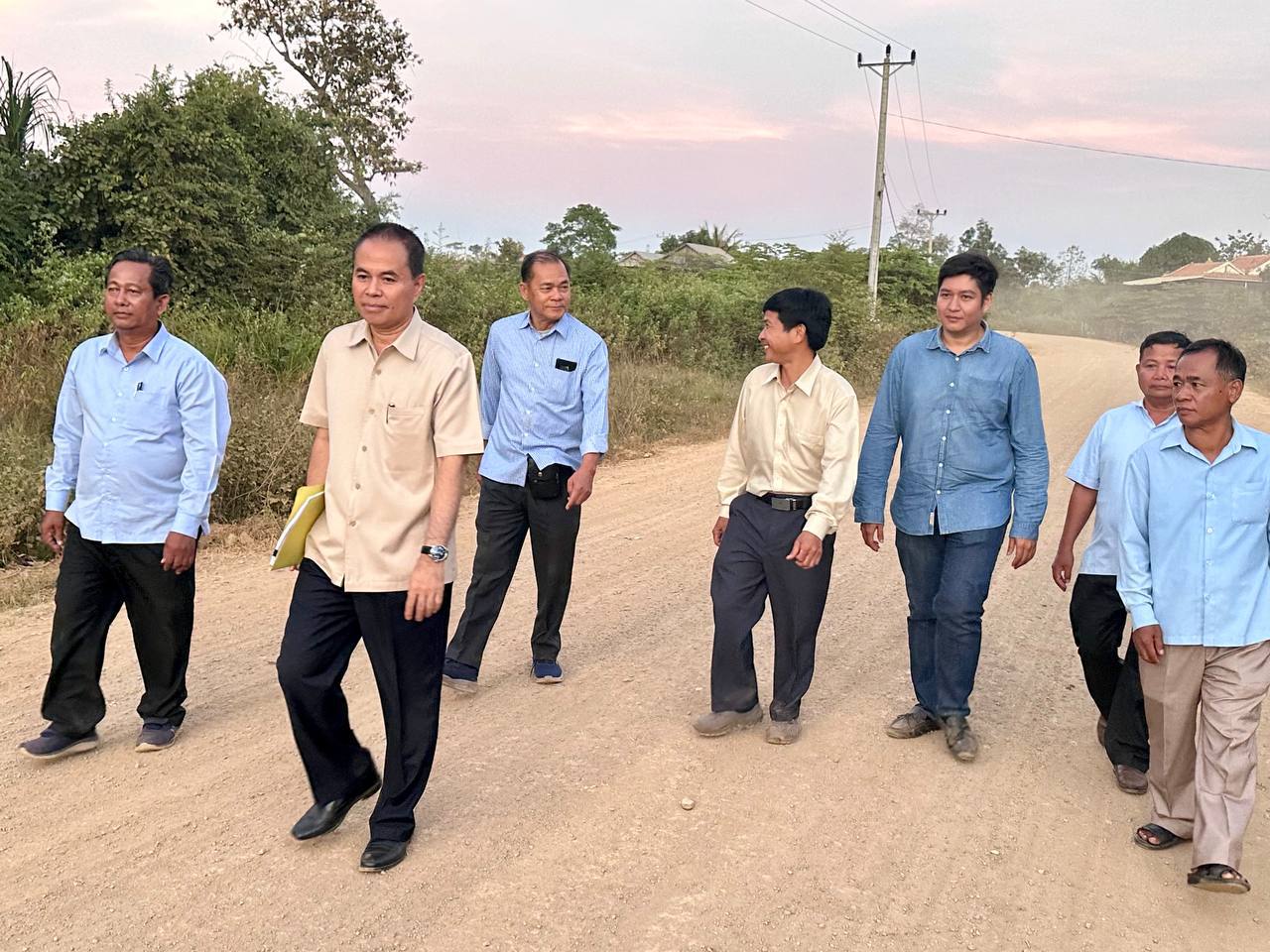 ឯកឧត្តមបណ្ឌិត នួន ដាញ៉ិល ដឹកនាំគណៈកម្មការអន្តរក្រសួង ដេីម្បីចុះត្រួតពិនិត្យ និងវាយតម្លៃលើការងារថែទាំផ្លូវជាប្រចាំ ចំនួន២គម្រោង ស្ថិតនៅខេត្តក្រចេះ និងខេត្តស្ទឹងត្រែង 3 photo 2023 12 11 20 36 48