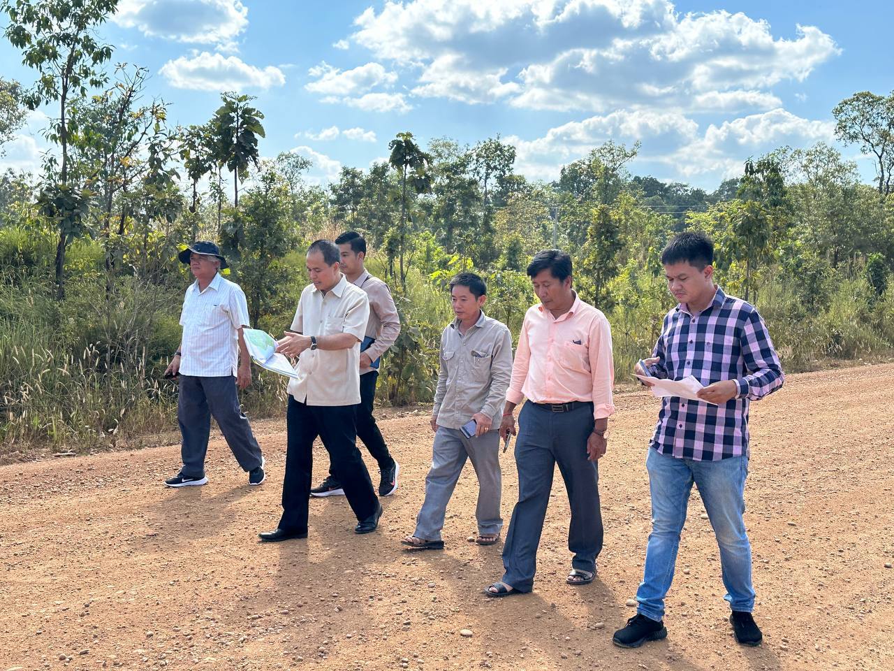 ឯកឧត្តមបណ្ឌិត នួន ដាញ៉ិល ដឹកនាំគណៈកម្មការអន្តរក្រសួង ដេីម្បីចុះត្រួតពិនិត្យ និងវាយតម្លៃលើការងារថែទាំផ្លូវជាប្រចាំ ចំនួន២គម្រោង ស្ថិតនៅខេត្តក្រចេះ និងខេត្តស្ទឹងត្រែង 8 photo 2023 12 11 20 37 03