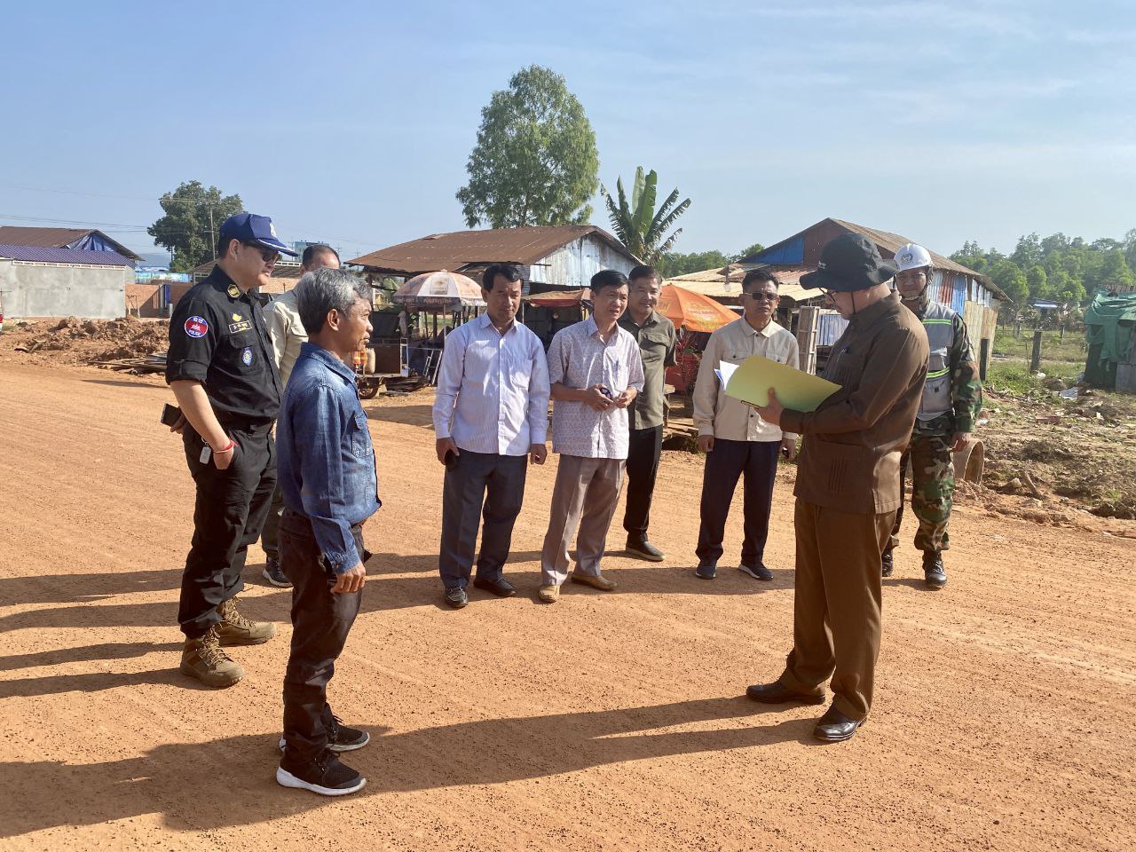 ឯកឧត្ដមបណ្ឌិត ជ្រុន ថេរ៉ាវ៉ាត ដឹកនាំគណៈប្រតិភូអន្តរក្រសួង ចុះត្រួតពិនិត្យ និងវាយតម្លៃលទ្ធផលការងារសាងសង់ផ្លូវថ្មី ចំនួន ០១ខ្សែ នៅខេត្តព្រះសីហនុ 3 photo 2023 12 13 13 09 56