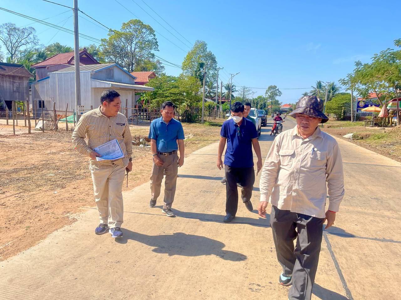 ឯកឧត្តម សាន វិសាល រដ្ឋលេខាធិការ ដឹកនាំគណៈកម្មការអន្ដរក្រសួងពិនិត្យវាយតម្លៃផ្លូវ ចំនួន ៤គម្រោងនៅ ខេត្តកំពង់ធំ 6 photo 2023 12 15 11 35 31