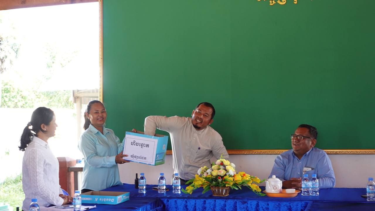 ក្រុមការងារបច្ចេកទេសផ្គត់ផ្គង់ទឹកស្អាត និងសុខភាព អនាម័យជនបទចុះផ្ទៀងផ្ទាត់ស្ថានភាពបញ្ចប់ការបន្ទោបង់ពាសវាលពាសកាលកម្រិតខ្ពស់ ថ្នាក់ឃុំ នៅស្រុកពញាឮ ខេត្តកណ្តាល 3 photo 2023 12 18 21 18 43