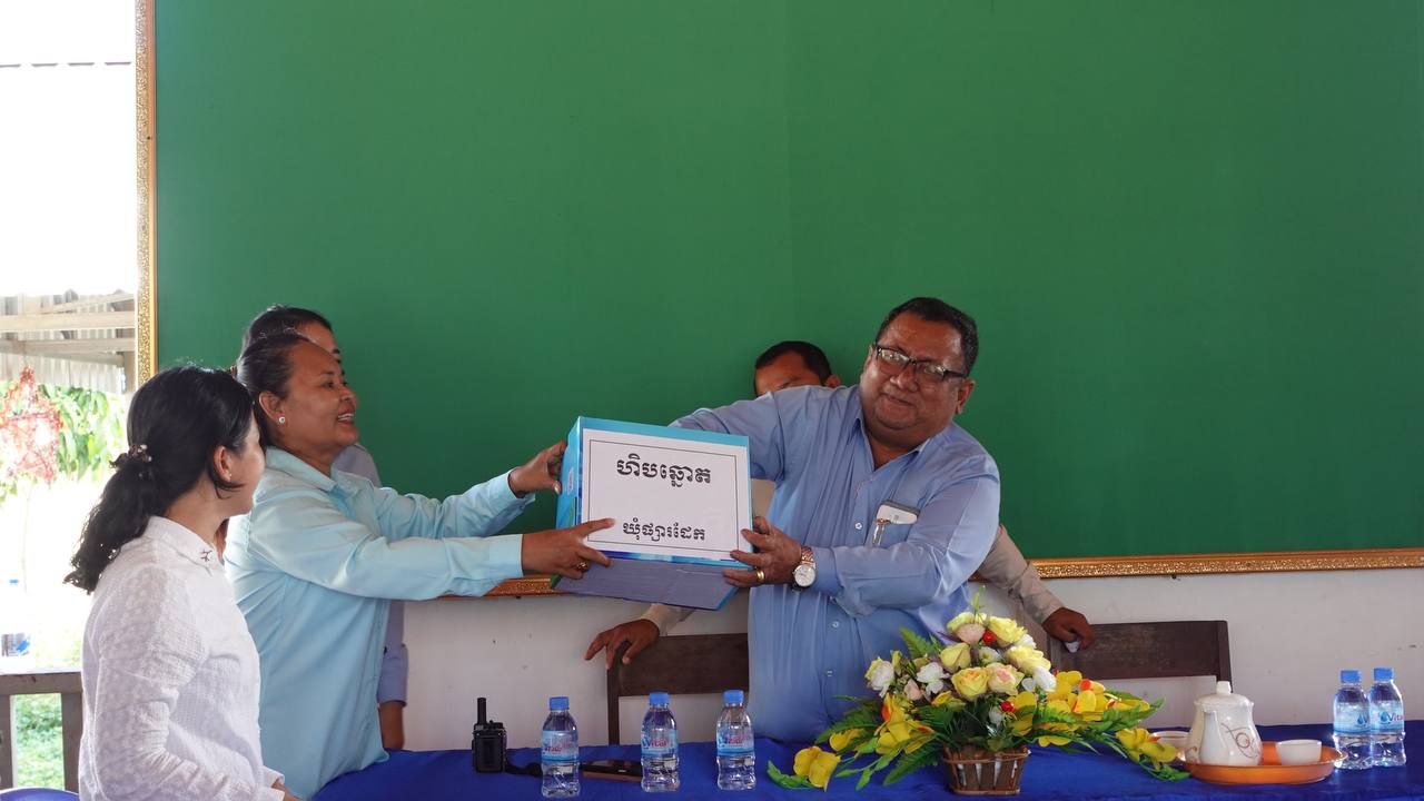 ក្រុមការងារបច្ចេកទេសផ្គត់ផ្គង់ទឹកស្អាត និងសុខភាព អនាម័យជនបទចុះផ្ទៀងផ្ទាត់ស្ថានភាពបញ្ចប់ការបន្ទោបង់ពាសវាលពាសកាលកម្រិតខ្ពស់ ថ្នាក់ឃុំ នៅស្រុកពញាឮ ខេត្តកណ្តាល 4 photo 2023 12 18 21 18 44 2