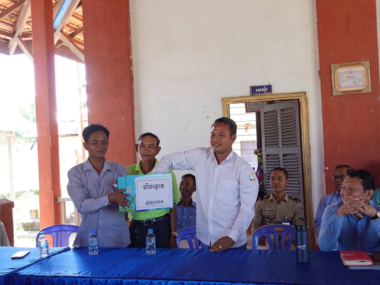 ក្រុមការងារបច្ចេកទេសផ្គត់ផ្គង់ទឹកស្អាត និងសុខភាព អនាម័យជនបទចុះផ្ទៀងផ្ទាត់ស្ថានភាពបញ្ចប់ការបន្ទោបង់ពាសវាលពាសកាលកម្រិតខ្ពស់ ថ្នាក់ឃុំ នៅស្រុកពញាឮ ខេត្តកណ្តាល 5 photo 2023 12 18 21 18 44 3