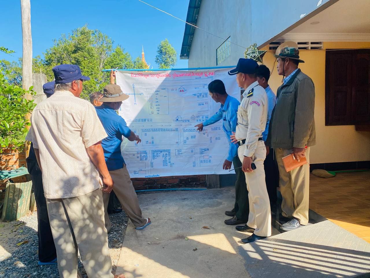 ក្រុមការងារបច្ចេកទេសផ្គត់ផ្គង់ទឹកស្អាត និងសុខភាព អនាម័យជនបទចុះផ្ទៀងផ្ទាត់ស្ថានភាពបញ្ចប់ការបន្ទោបង់ពាសវាលពាសកាលកម្រិតខ្ពស់ ថ្នាក់ឃុំ នៅស្រុកពញាឮ ខេត្តកណ្តាល 7 photo 2023 12 18 21 18 44 5