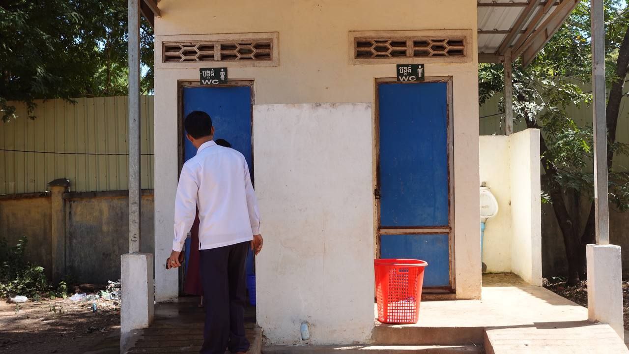 ក្រុមការងារបច្ចេកទេសផ្គត់ផ្គង់ទឹកស្អាត និងសុខភាព អនាម័យជនបទចុះផ្ទៀងផ្ទាត់ស្ថានភាពបញ្ចប់ការបន្ទោបង់ពាសវាលពាសកាលកម្រិតខ្ពស់ ថ្នាក់ឃុំ នៅស្រុកពញាឮ ខេត្តកណ្តាល 8 photo 2023 12 18 21 18 44 6