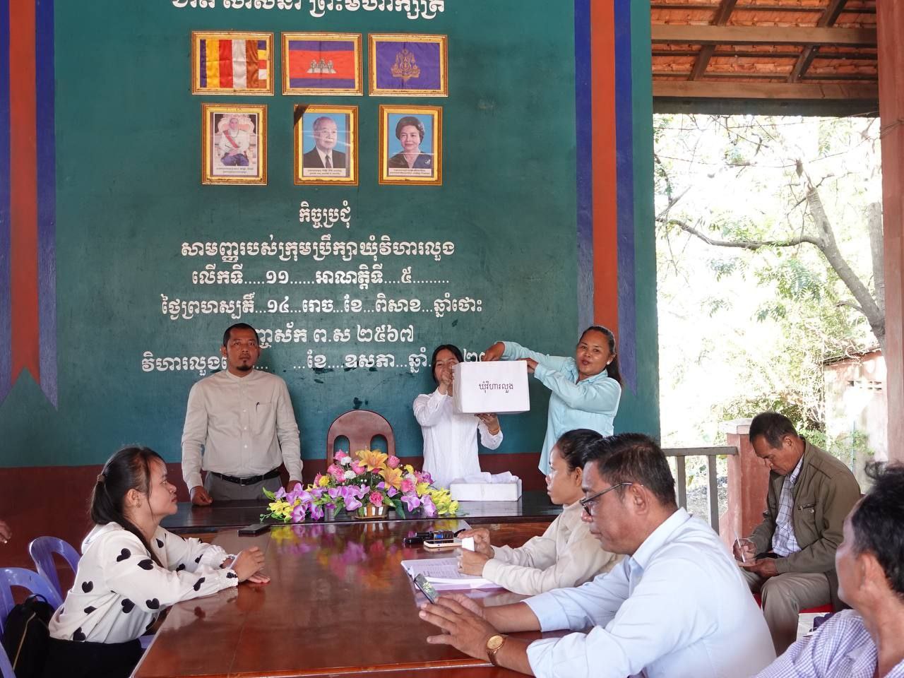 ក្រុមការងារបច្ចេកទេសផ្គត់ផ្គង់ទឹកស្អាត និងសុខភាព អនាម័យជនបទចុះផ្ទៀងផ្ទាត់ស្ថានភាពបញ្ចប់ការបន្ទោបង់ពាសវាលពាសកាលកម្រិតខ្ពស់ ថ្នាក់ឃុំ នៅស្រុកពញាឮ ខេត្តកណ្តាល 9 photo 2023 12 18 21 18 44