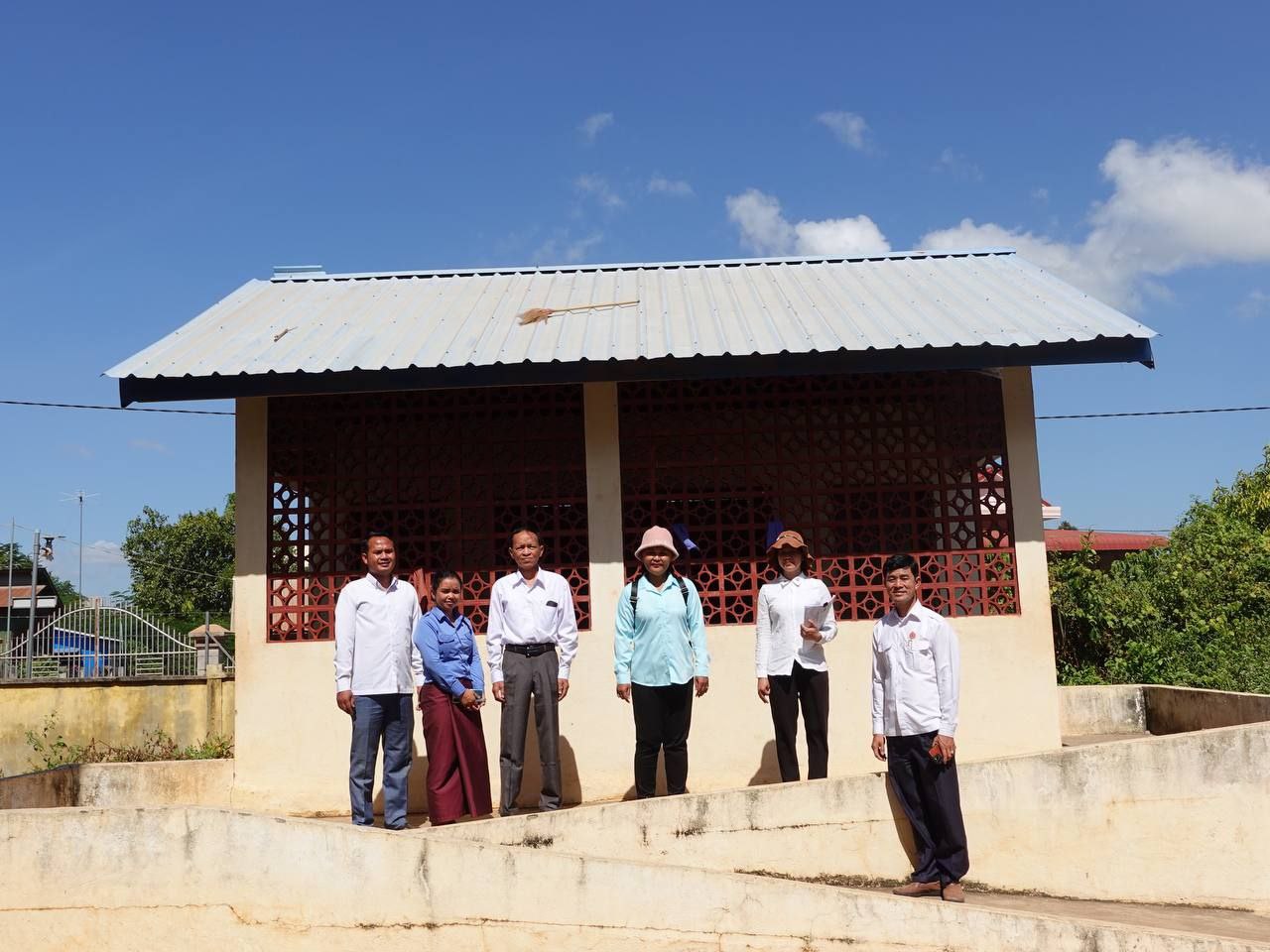 ក្រុមការងារបច្ចេកទេសផ្គត់ផ្គង់ទឹកស្អាត និងសុខភាព អនាម័យជនបទចុះផ្ទៀងផ្ទាត់ស្ថានភាពបញ្ចប់ការបន្ទោបង់ពាសវាលពាសកាលកម្រិតខ្ពស់ ថ្នាក់ឃុំ នៅស្រុកពញាឮ ខេត្តកណ្តាល 10 photo 2023 12 18 21 18 45