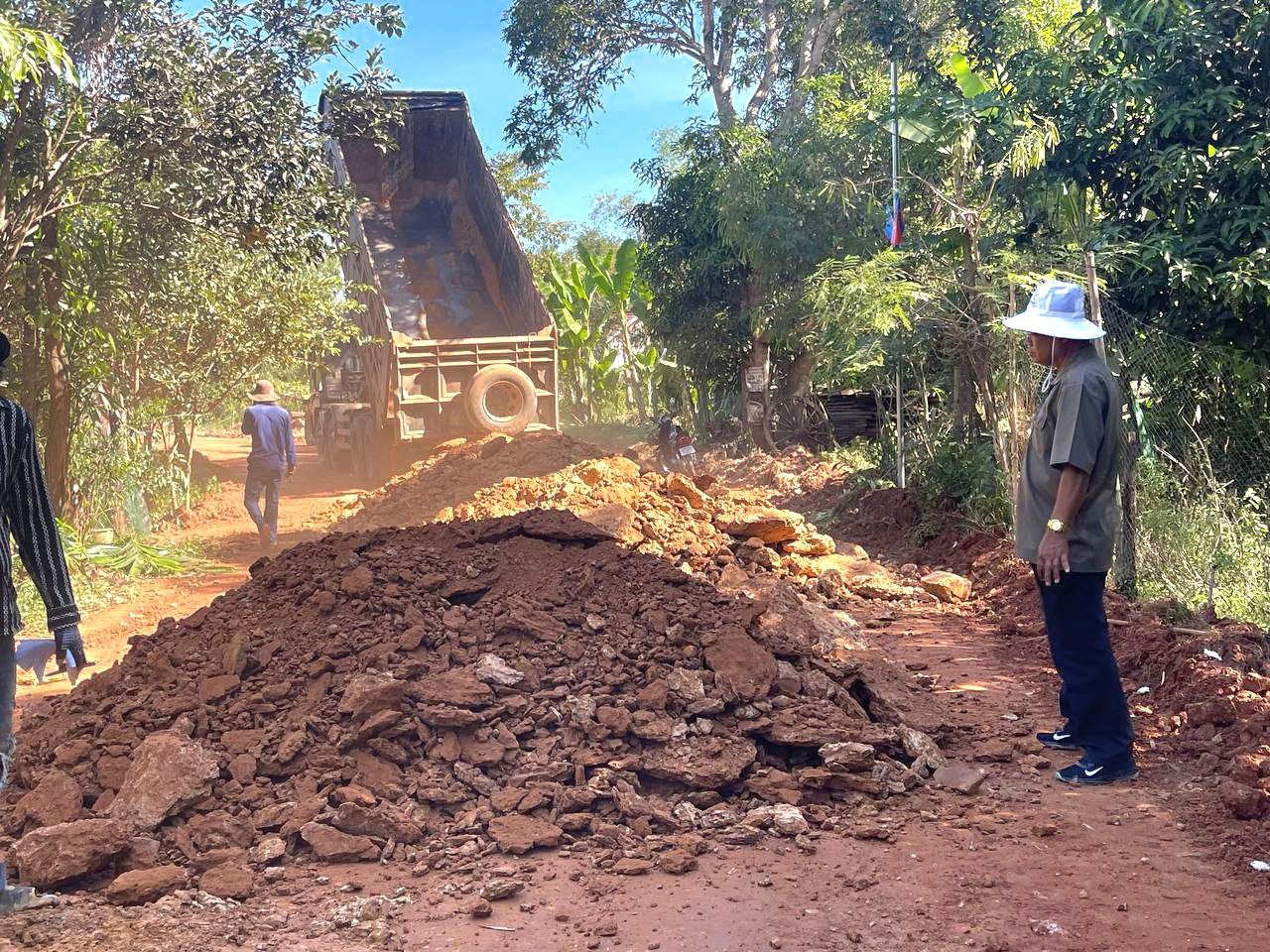 ផ្លូវក្រួសក្រហមមួយខ្សែដែលរងគ្រោះដោយគ្រោះទឹកជំនន់ ឆ្នាំ២០២៣ កំពុងស្តារឡើងវិញ សម្រេចបានប្រមាណជា៦០% 3 photo 2023 12 19 16 26 10 2