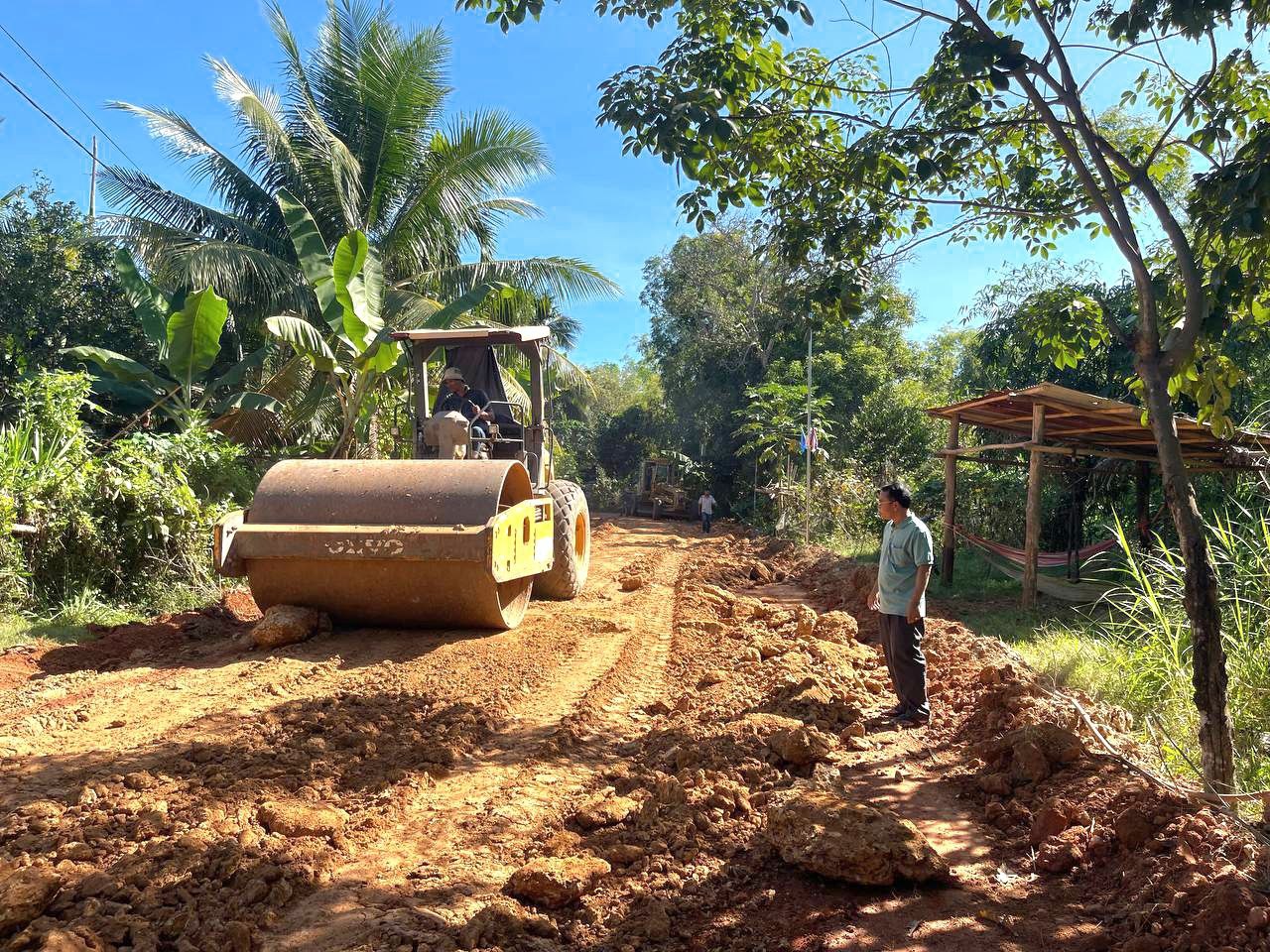 ផ្លូវក្រួសក្រហមមួយខ្សែដែលរងគ្រោះដោយគ្រោះទឹកជំនន់ ឆ្នាំ២០២៣ កំពុងស្តារឡើងវិញ សម្រេចបានប្រមាណជា៦០% 4 photo 2023 12 19 16 26 10 3