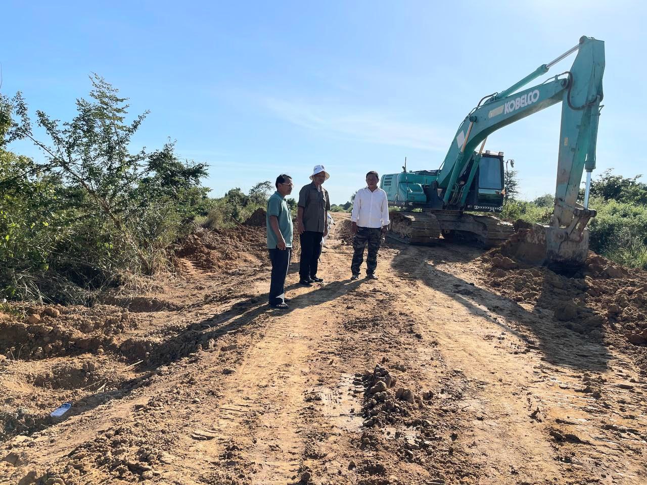 ផ្លូវក្រួសក្រហមមួយខ្សែដែលរងគ្រោះដោយគ្រោះទឹកជំនន់ ឆ្នាំ២០២៣ កំពុងស្តារឡើងវិញ សម្រេចបានប្រមាណជា៦០% 5 photo 2023 12 19 16 26 10 4