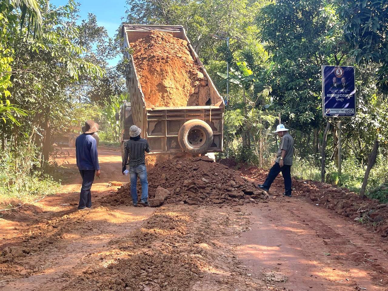 ផ្លូវក្រួសក្រហមមួយខ្សែដែលរងគ្រោះដោយគ្រោះទឹកជំនន់ ឆ្នាំ២០២៣ កំពុងស្តារឡើងវិញ សម្រេចបានប្រមាណជា៦០% 6 photo 2023 12 19 16 26 10