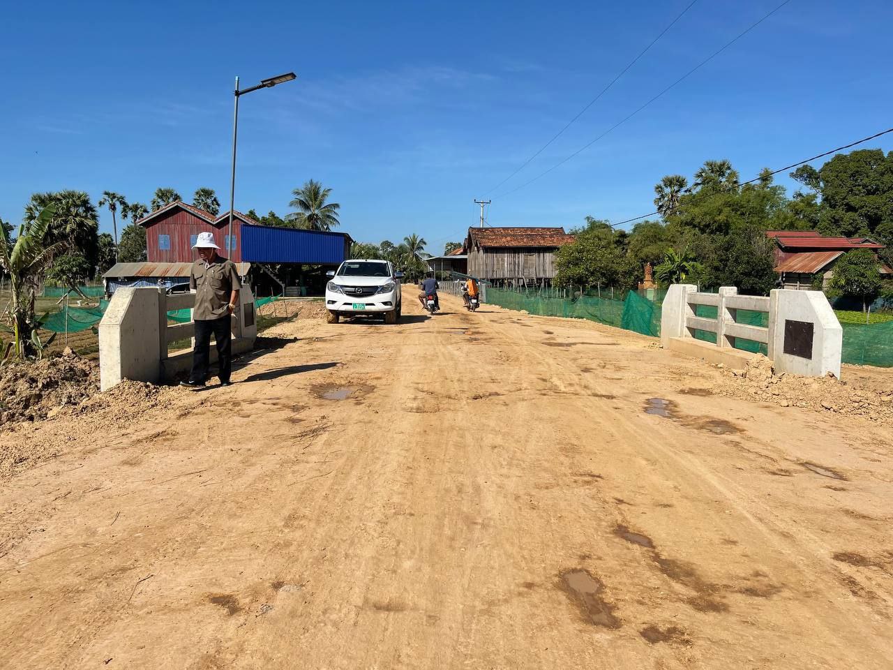 ផ្លូវក្រួសក្រហមមួយខ្សែដែលរងគ្រោះដោយគ្រោះទឹកជំនន់ ឆ្នាំ២០២៣ កំពុងស្តារឡើងវិញ សម្រេចបានប្រមាណជា៦០% 8 photo 2023 12 19 16 26 11 3