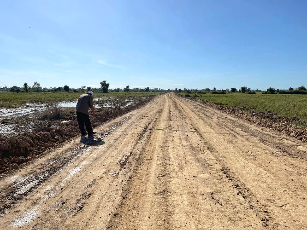 ផ្លូវក្រួសក្រហមមួយខ្សែដែលរងគ្រោះដោយគ្រោះទឹកជំនន់ ឆ្នាំ២០២៣ កំពុងស្តារឡើងវិញ សម្រេចបានប្រមាណជា៦០% 9 photo 2023 12 19 16 26 11