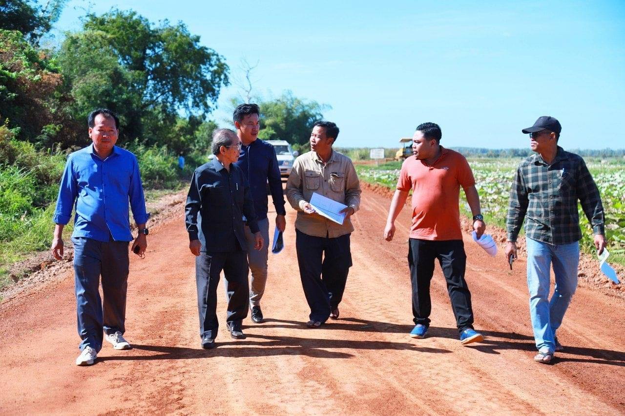 ឯកឧត្តម ទ្រី មេង ដឹកនាំគណៈកម្មការអន្តរក្រសួង បានចុះពិនិត្យ និងវាយតម្លៃលើការងារជួសជុលផ្លូវលក្ខណៈថែតាំជាលក្ខណៈខួប ផ្លូវក្រាលល្បាយក្រួស ០២ខ្សែ នៅខេត្តត្បូងឃ្មុំ 3 photo 2023 12 19 16 43 12 2