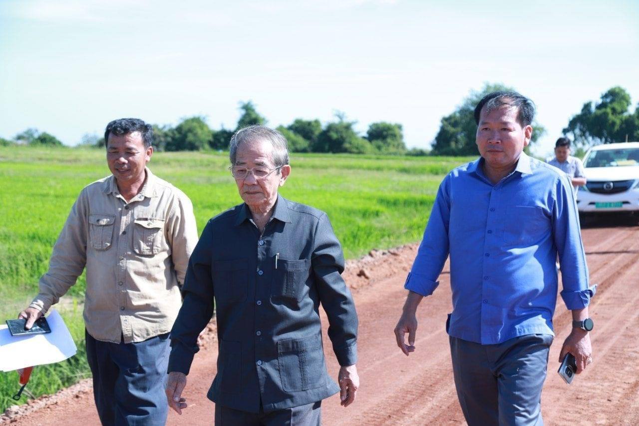 ឯកឧត្តម ទ្រី មេង ដឹកនាំគណៈកម្មការអន្តរក្រសួង បានចុះពិនិត្យ និងវាយតម្លៃលើការងារជួសជុលផ្លូវលក្ខណៈថែតាំជាលក្ខណៈខួប ផ្លូវក្រាលល្បាយក្រួស ០២ខ្សែ នៅខេត្តត្បូងឃ្មុំ 5 photo 2023 12 19 16 43 13