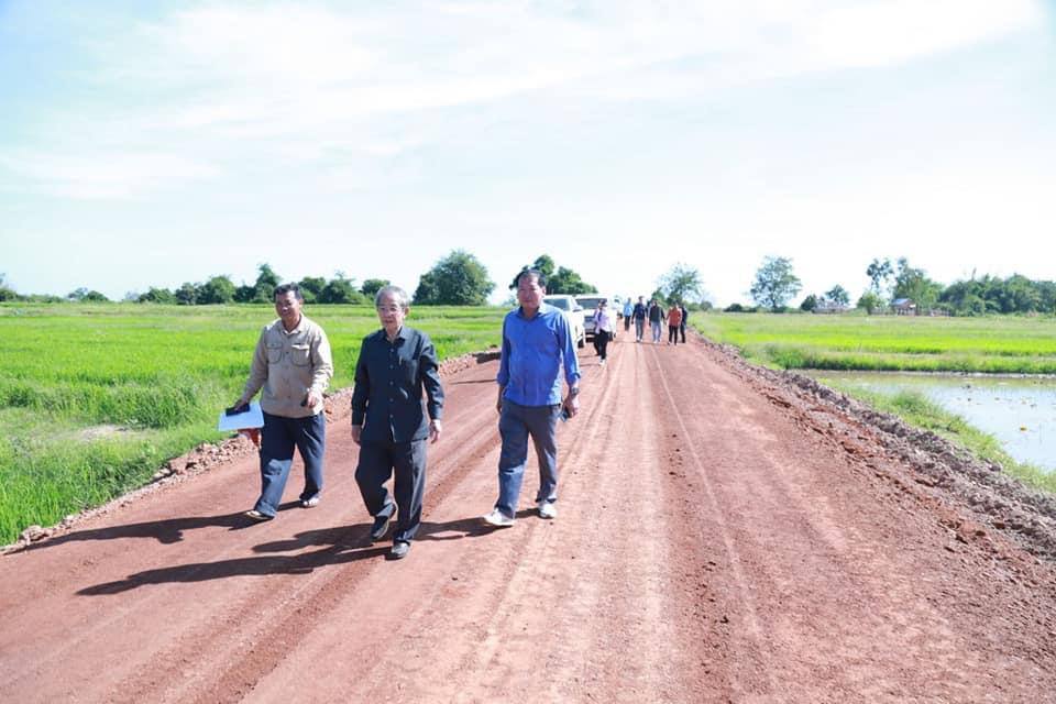 ឯកឧត្តម ទ្រី មេង ដឹកនាំគណៈកម្មការអន្តរក្រសួង បានចុះពិនិត្យ និងវាយតម្លៃលើការងារជួសជុលផ្លូវលក្ខណៈថែតាំជាលក្ខណៈខួប ផ្លូវក្រាលល្បាយក្រួស ០២ខ្សែ នៅខេត្តត្បូងឃ្មុំ 6 photo 2023 12 19 16 43 14