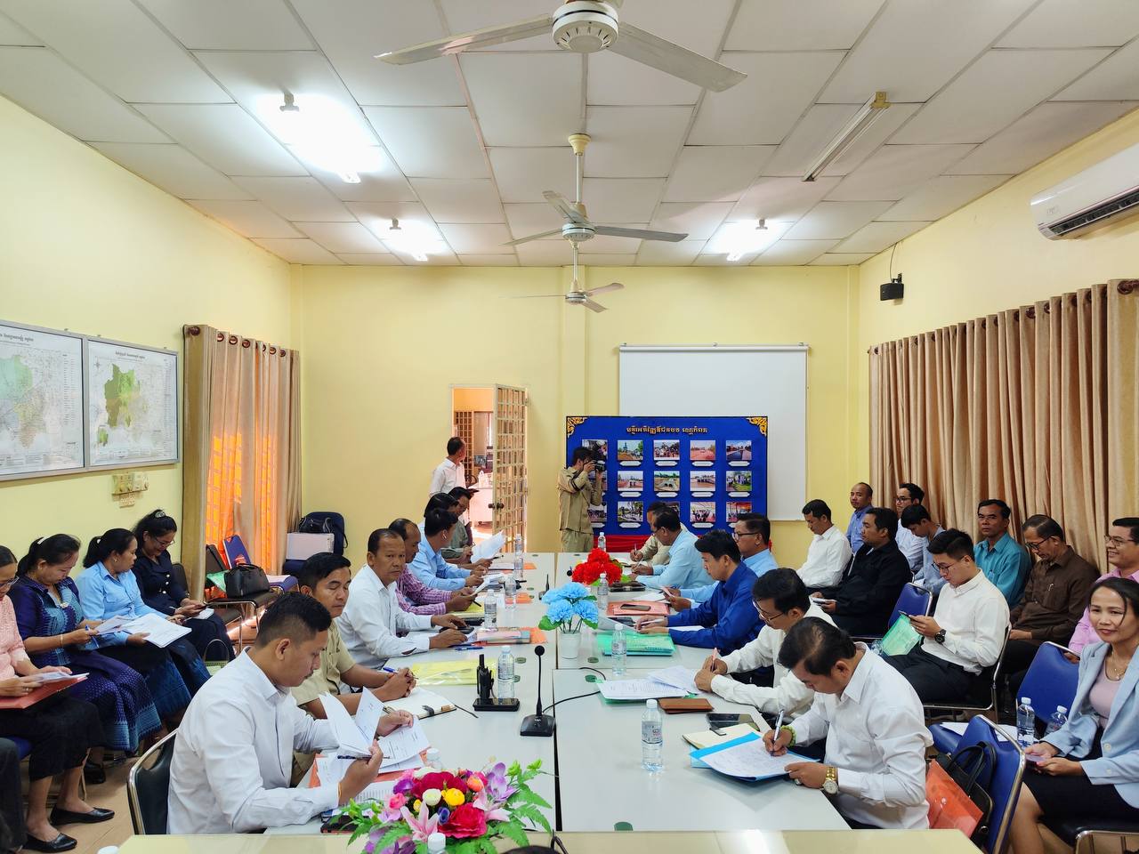 ឯកឧត្តម ស្រ៊ិន ពុទ្ធី អញ្ជើញចូលរួមសិក្ខាសាលាផ្សព្វផ្សាយ ស្ដីពីការកែសម្រួលសមាសភាព តួនាទី ភារកិច្ចក្រុមការងារបច្ចេកទេសវិស័យផ្គត់ផ្គង់ទឹកស្អាត និងអនាម័យជនបទថ្នាក់ក្រោមជាតិរបស់គម្រោងកម្មវិធីអភិវឌ្ឍន៍ និងធ្វើឲ្យប្រសើរឡើងលើវិស័យផ្គត់ផ្គង់ទឹកស្អាត និងអនាម័យជនបទ 7 photo 2023 12 22 10 46 57