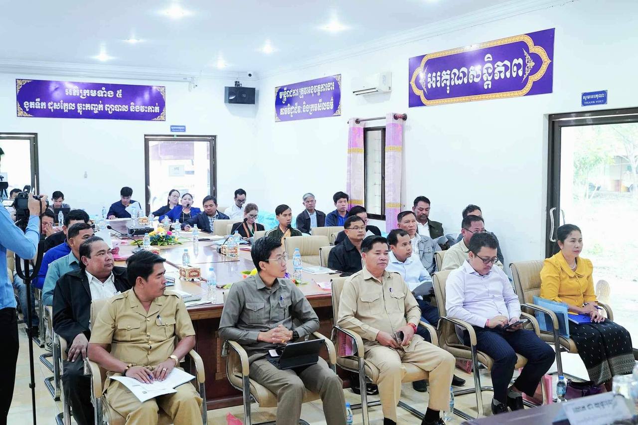 មន្ទីរអភិវឌ្ឍន៍ជនបទខេត្ដបន្ទាយមានជ័យ បានសហការជាមួយក្រុមការងារបច្ចេកទេសនៃនាយកដ្ឋានផ្គត់ផ្គង់ទឹកជនបទ រៀបចំសិក្ខាសាលាផ្សព្វផ្សាយ ស្ដីពីការកែសម្រួលសមាសភាព តួនាទី ភារកិច្ចក្រុមការងារបច្ចេកទេសវិស័យផ្គត់ផ្គង់ទឹកស្អាត និងអនាម័យជនបទថ្នាក់ក្រោមជាតិរបស់គម្រោងកម្មវិធីអភិវឌ្ឍន៍ និងធ្វើឲ្យប្រសើរឡើងលើវិស័យផ្គត់ផ្គង់ទឹកស្អាត និងអនាម័យជនបទ 8 photo 2023 12 26 20 26 57