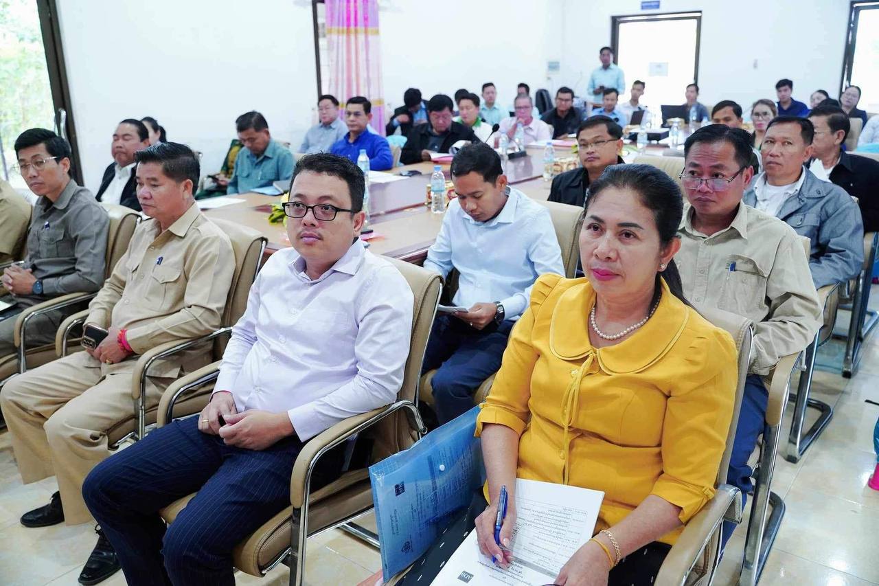 មន្ទីរអភិវឌ្ឍន៍ជនបទខេត្ដបន្ទាយមានជ័យ បានសហការជាមួយក្រុមការងារបច្ចេកទេសនៃនាយកដ្ឋានផ្គត់ផ្គង់ទឹកជនបទ រៀបចំសិក្ខាសាលាផ្សព្វផ្សាយ ស្ដីពីការកែសម្រួលសមាសភាព តួនាទី ភារកិច្ចក្រុមការងារបច្ចេកទេសវិស័យផ្គត់ផ្គង់ទឹកស្អាត និងអនាម័យជនបទថ្នាក់ក្រោមជាតិរបស់គម្រោងកម្មវិធីអភិវឌ្ឍន៍ និងធ្វើឲ្យប្រសើរឡើងលើវិស័យផ្គត់ផ្គង់ទឹកស្អាត និងអនាម័យជនបទ 9 photo 2023 12 26 20 26 59