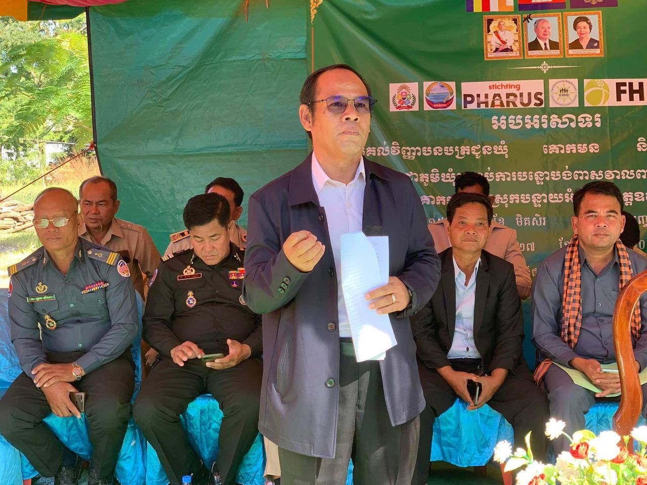 មន្ទីរអភិវឌ្ឍន៍ជនបទខេត្តឧត្តរមានជ័យ បានរៀបចំពិធីអបអរសាទរប្រគល់វិញ្ញាបនបត្របញ្ចប់ការបន្ទោបង់ពាស់វាលពាសកាលជូនឃុំគោកមន ក្នុងស្រុកបន្ទាយអំពិល ខេត្តឧត្តរមានជ័យ 3 photo 2023 12 27 14 22 52