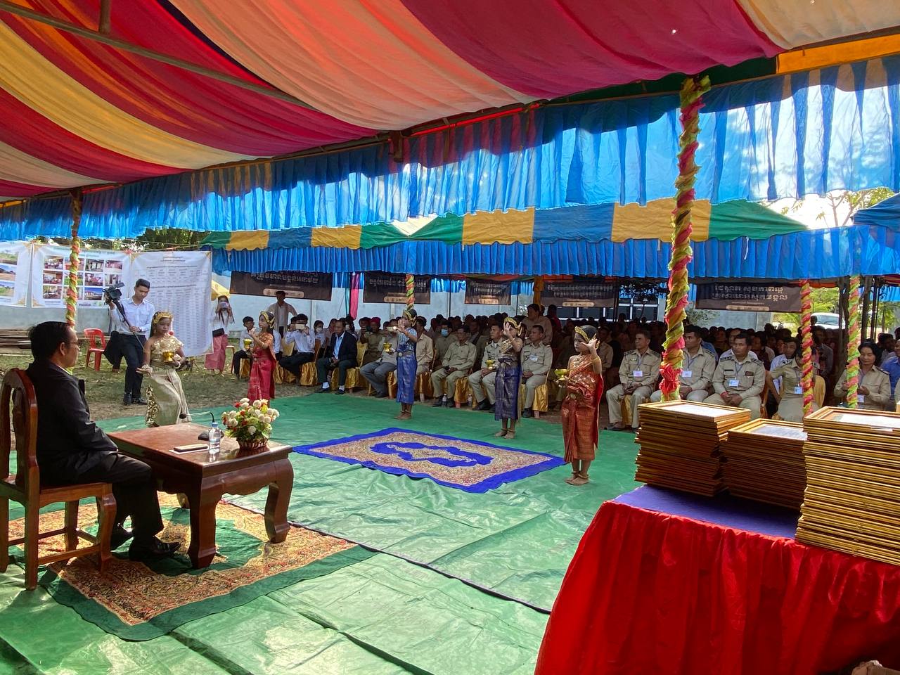 មន្ទីរអភិវឌ្ឍន៍ជនបទខេត្តឧត្តរមានជ័យ បានរៀបចំពិធីអបអរសាទរប្រគល់វិញ្ញាបនបត្របញ្ចប់ការបន្ទោបង់ពាស់វាលពាសកាលជូនឃុំគោកមន ក្នុងស្រុកបន្ទាយអំពិល ខេត្តឧត្តរមានជ័យ 5 photo 2023 12 27 14 22 54