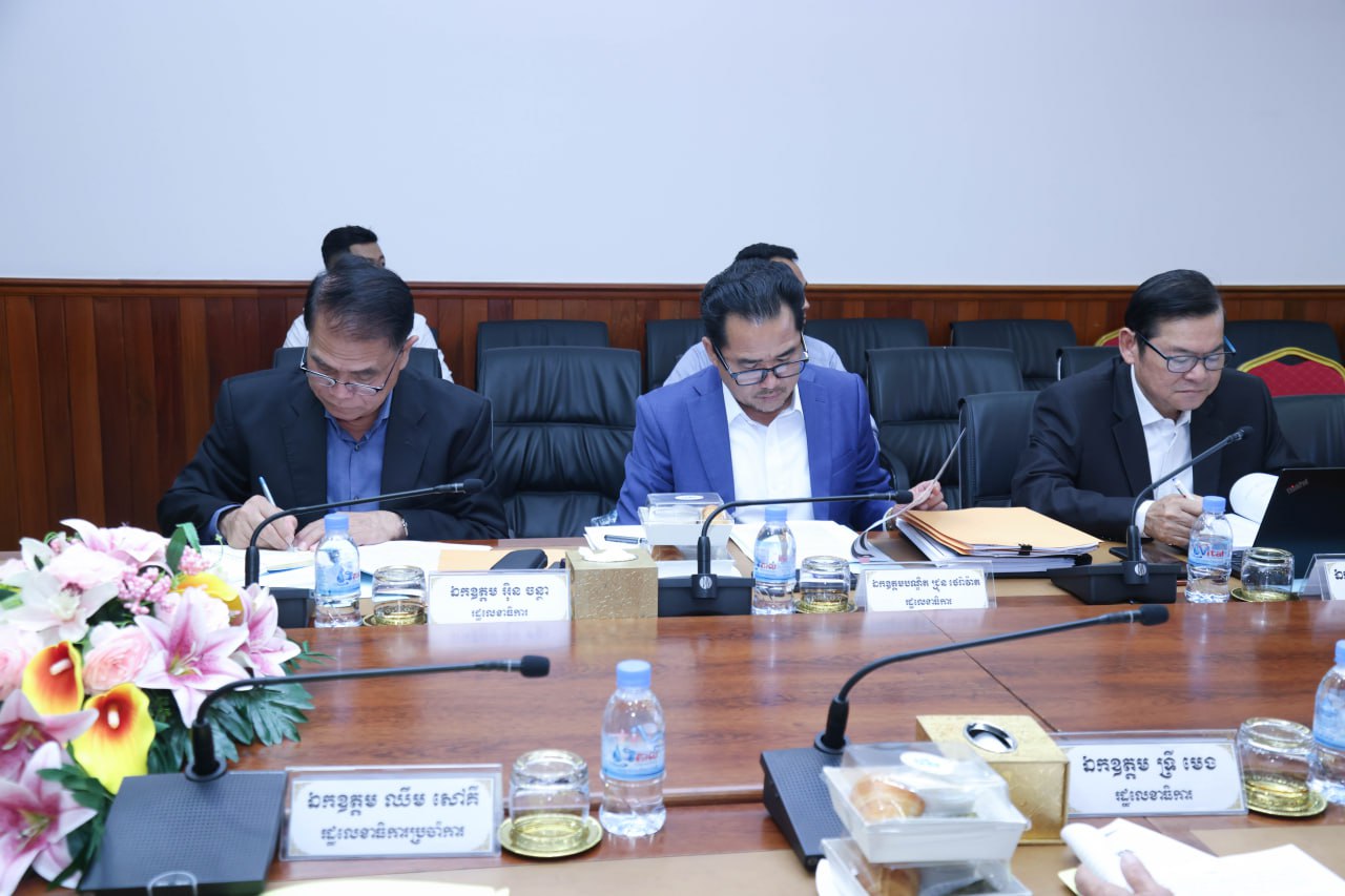 ឯកឧត្តម ឆាយ ឫទ្ធិសែន រដ្ឋមន្ត្រីក្រសួងអភិវឌ្ឍន៍ជនបទ អញ្ជើញដឹកនាំកិច្ចប្រជុំពិនិត្យ និងពិភាក្សាលើខ្លឹមសារនៃផែនការថវិកាសមិទ្ធកម្មឆ្នាំ២០២៤ របស់ក្រសួងអភិវឌ្ឍន៍ជនបទ 6 4 4